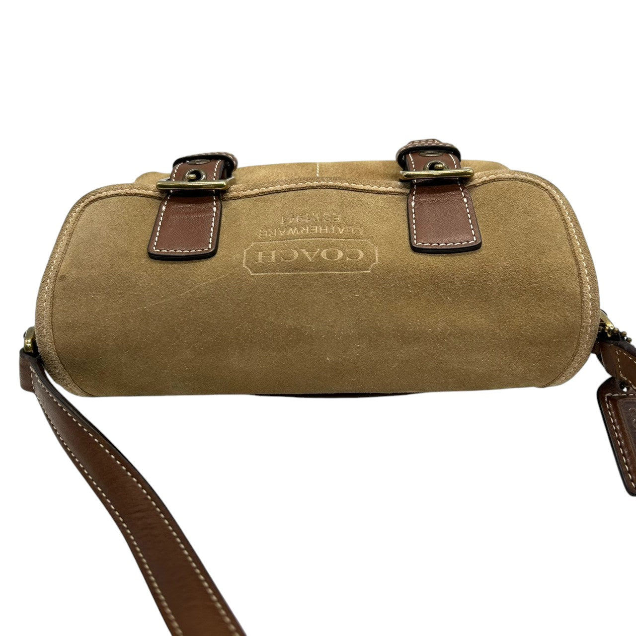 美品 コーチ COACH 9358 スウェード レザー ショルダーバッグ ポシェット 斜め掛け可 クロスボディ ベージュ キャメル ブラウン 茶 ダブルバックル ベルトデザイン エンボスロゴ ポケット レディース カジュアル お出かけ 鞄 カバン s88