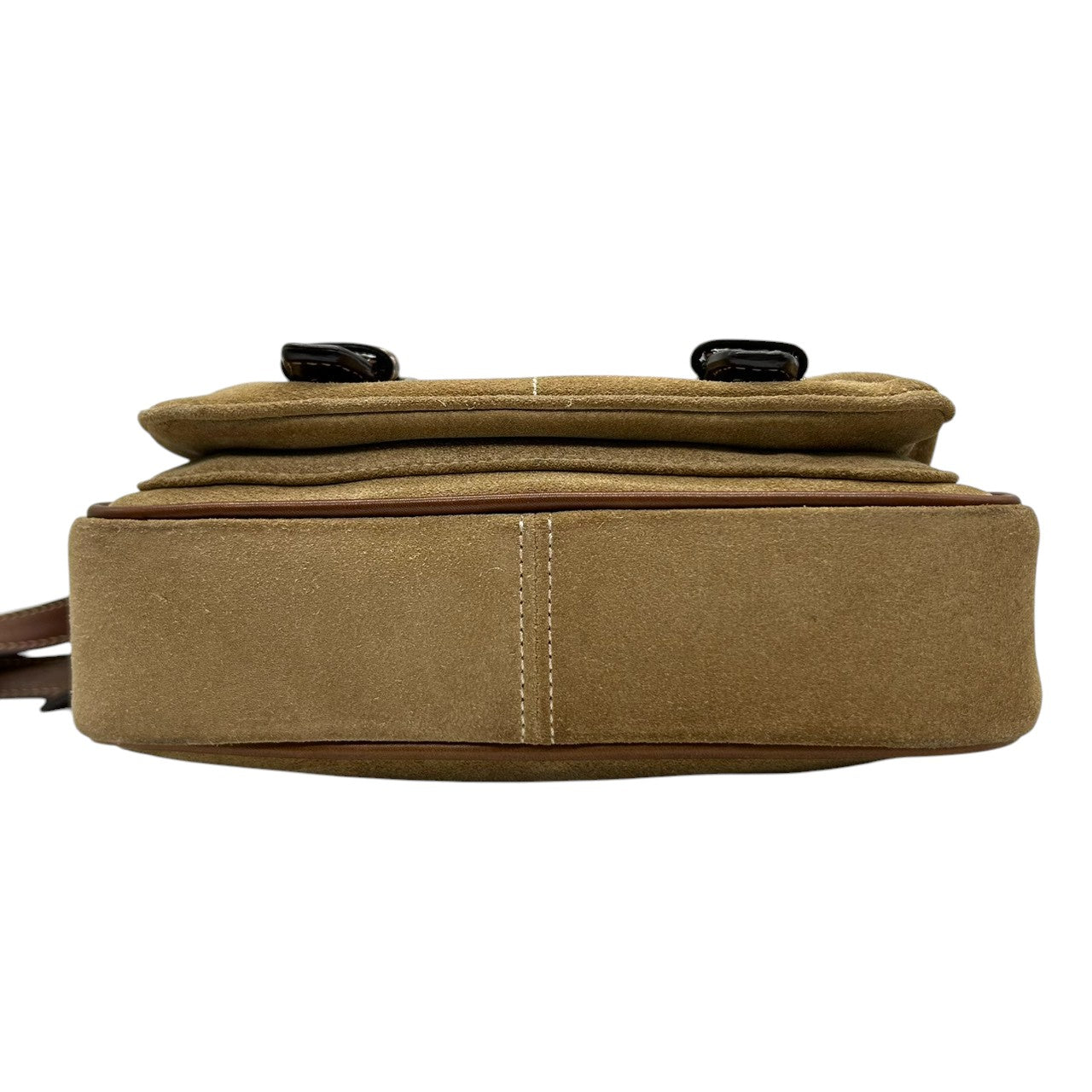 美品 コーチ COACH 9358 スウェード レザー ショルダーバッグ ポシェット 斜め掛け可 クロスボディ ベージュ キャメル ブラウン 茶 ダブルバックル ベルトデザイン エンボスロゴ ポケット レディース カジュアル お出かけ 鞄 カバン s88