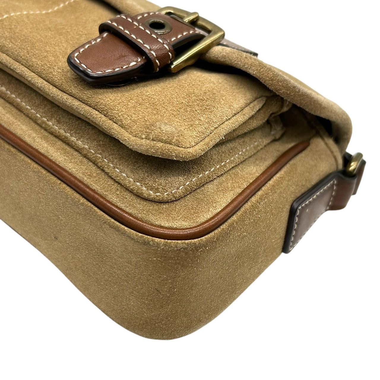 美品 コーチ COACH 9358 スウェード レザー ショルダーバッグ ポシェット 斜め掛け可 クロスボディ ベージュ キャメル ブラウン 茶 ダブルバックル ベルトデザイン エンボスロゴ ポケット レディース カジュアル お出かけ 鞄 カバン s88