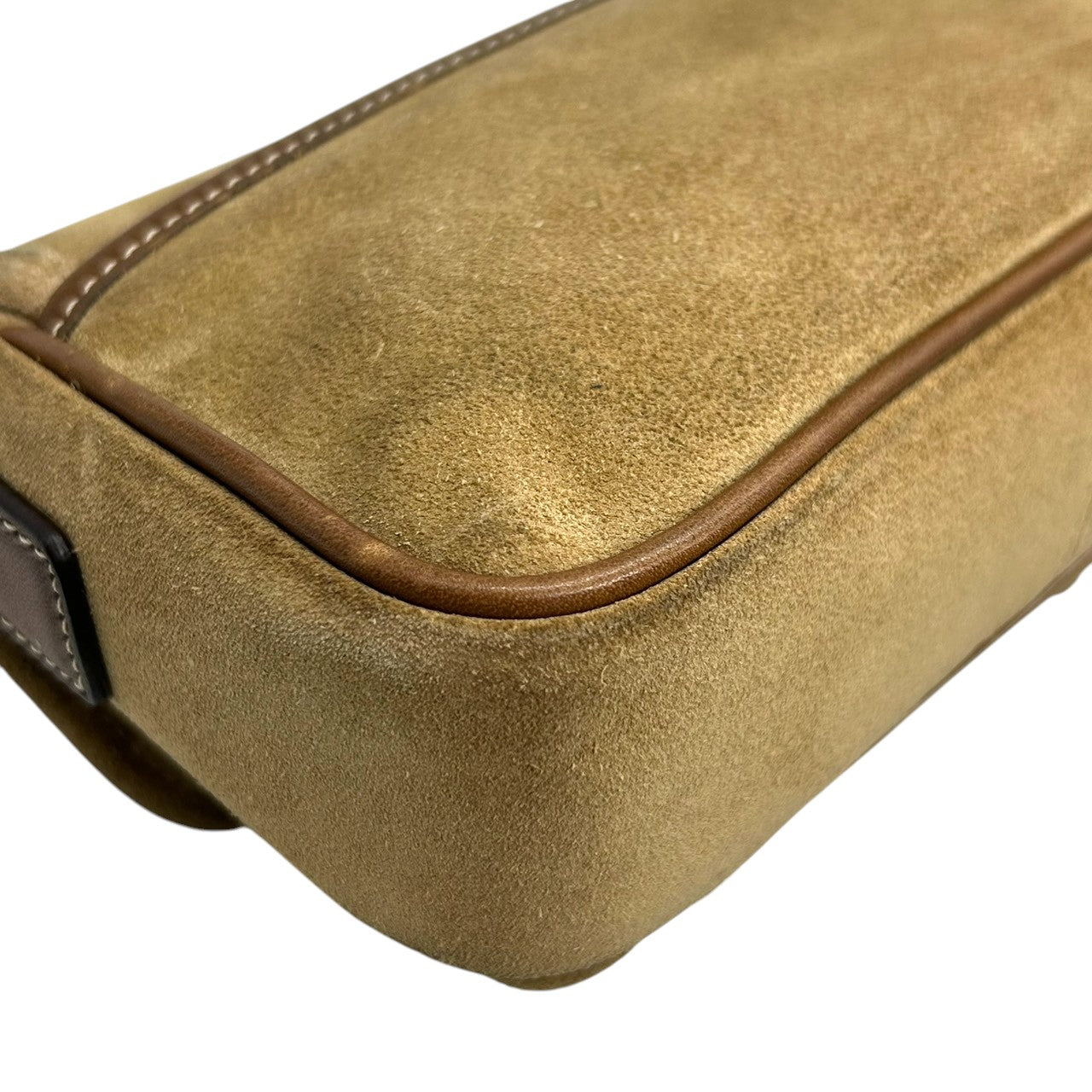 美品 コーチ COACH 9358 スウェード レザー ショルダーバッグ ポシェット 斜め掛け可 クロスボディ ベージュ キャメル ブラウン 茶 ダブルバックル ベルトデザイン エンボスロゴ ポケット レディース カジュアル お出かけ 鞄 カバン s88