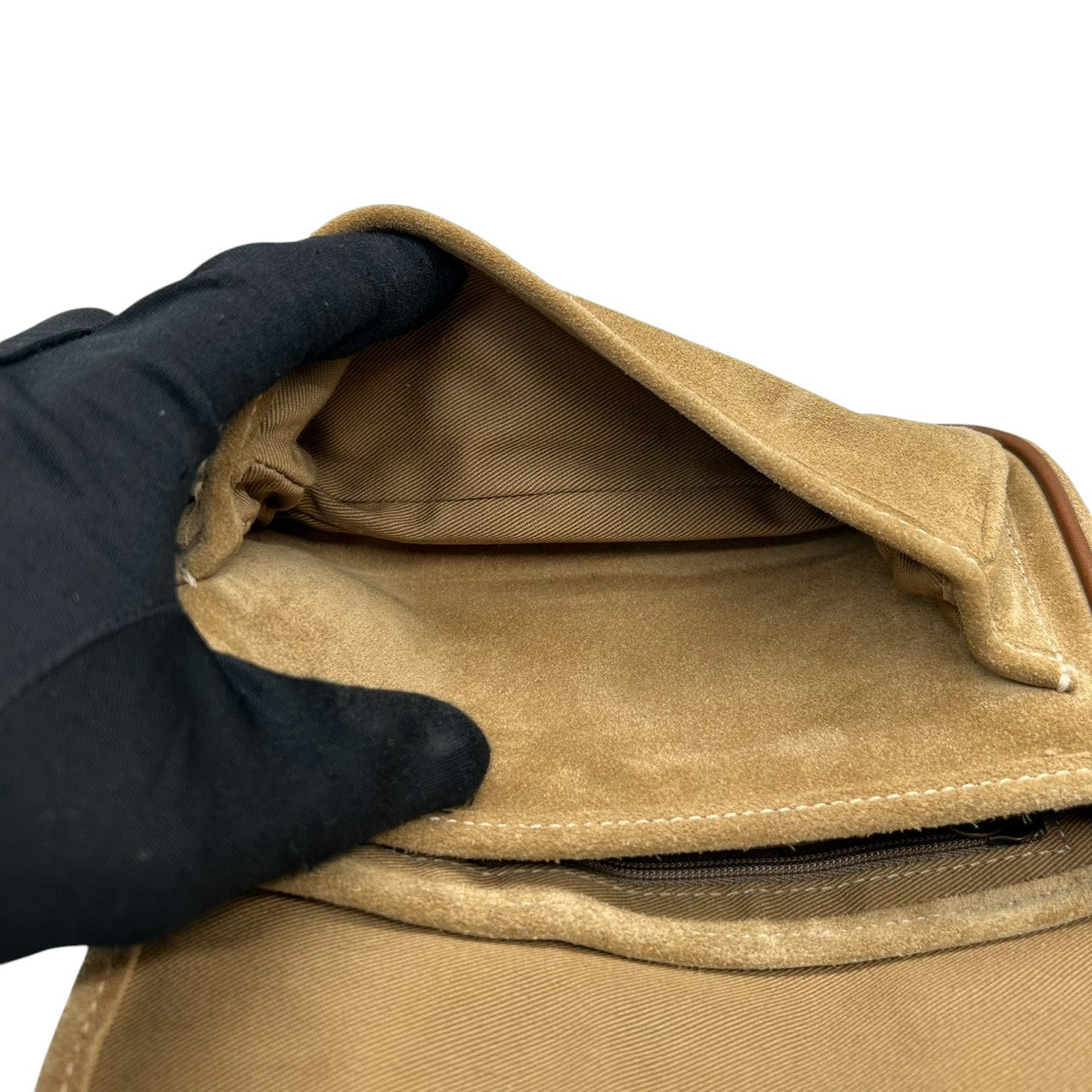 美品 コーチ COACH 9358 スウェード レザー ショルダーバッグ ポシェット 斜め掛け可 クロスボディ ベージュ キャメル ブラウン 茶 ダブルバックル ベルトデザイン エンボスロゴ ポケット レディース カジュアル お出かけ 鞄 カバン s88