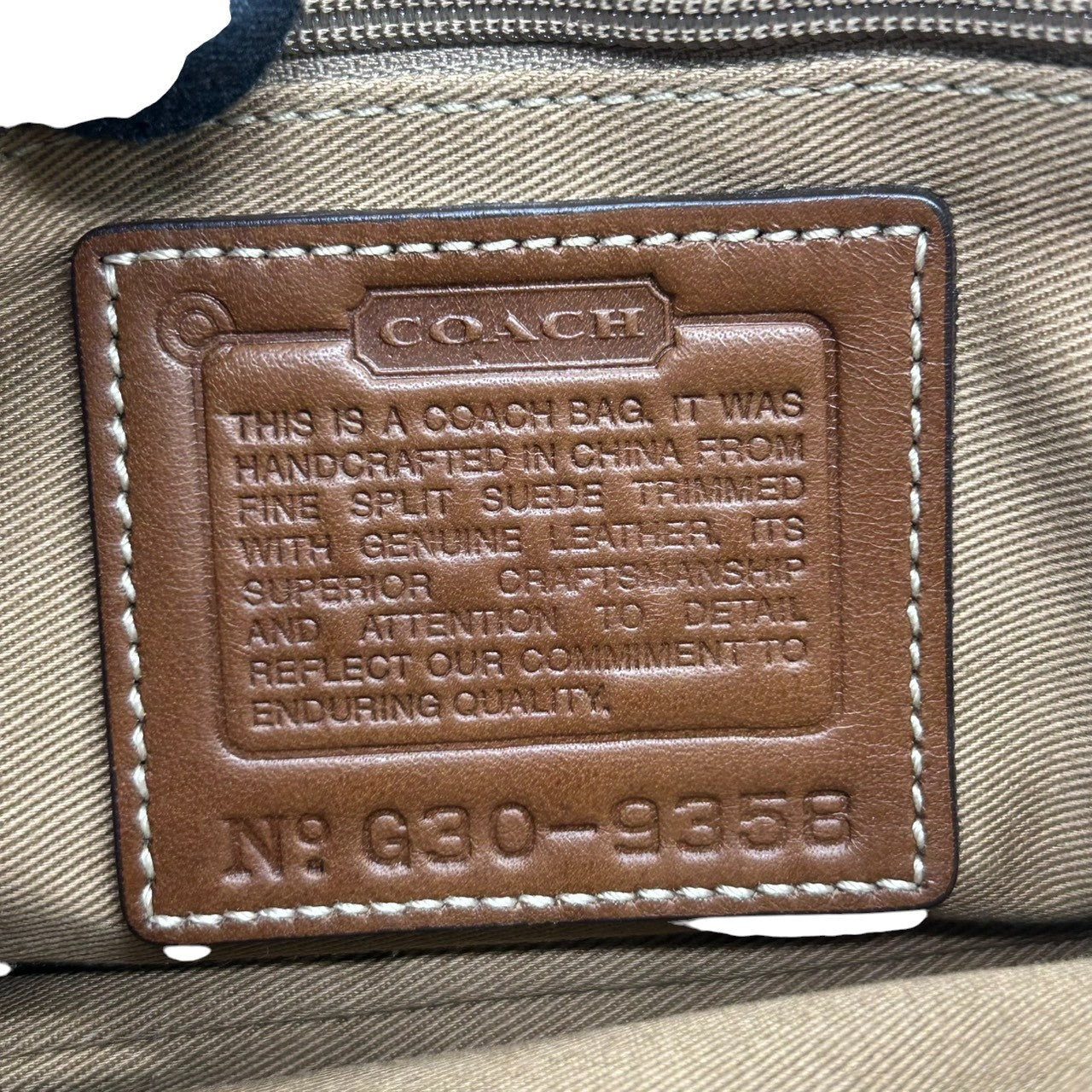 美品 コーチ COACH 9358 スウェード レザー ショルダーバッグ ポシェット 斜め掛け可 クロスボディ ベージュ キャメル ブラウン 茶 ダブルバックル ベルトデザイン エンボスロゴ ポケット レディース カジュアル お出かけ 鞄 カバン s88
