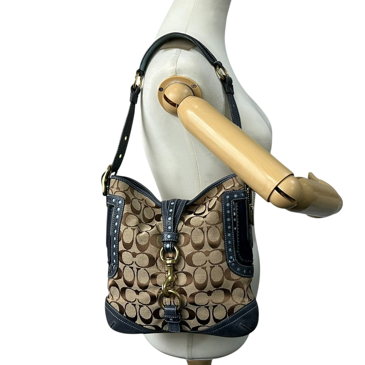 【極美品】コーチ COACH シグネチャー ワンショルダーバッグ ハンドバッグ キャンバス レザー スエード ネイビー ブラウン 異素材 切替 ゴールド金具 ビンテージ風 クラシック エレガント 上品 レディース 肩掛け可 1424 S