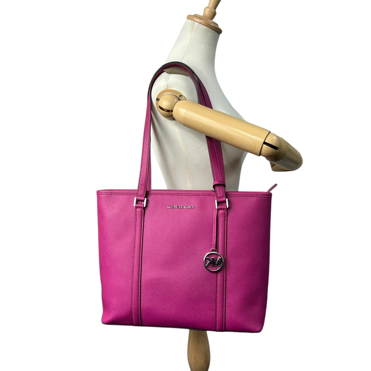 【美品】マイケルコース MICHAEL KORS トートバッグ ワンショルダー 肩掛け A4収納可 自立可 PVC サフィアーノ調 パープル ピンク マゼンタ 紫 シルバー金具 MKチャーム ロゴ 通勤 通学 レディース 鞄 ビジネス エレガント s87