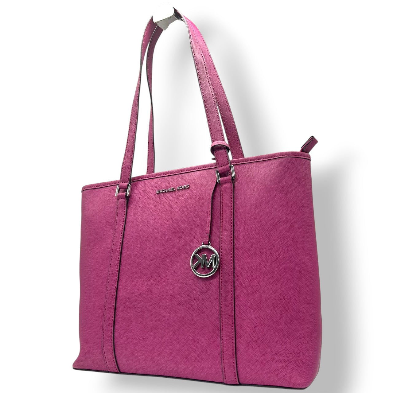【美品】マイケルコース MICHAEL KORS トートバッグ ワンショルダー 肩掛け A4収納可 自立可 PVC サフィアーノ調 パープル ピンク マゼンタ 紫 シルバー金具 MKチャーム ロゴ 通勤 通学 レディース 鞄 ビジネス エレガント s87