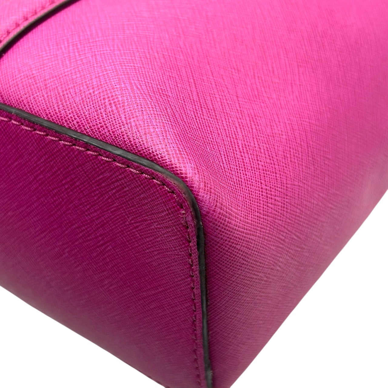 【美品】マイケルコース MICHAEL KORS トートバッグ ワンショルダー 肩掛け A4収納可 自立可 PVC サフィアーノ調 パープル ピンク マゼンタ 紫 シルバー金具 MKチャーム ロゴ 通勤 通学 レディース 鞄 ビジネス エレガント s87