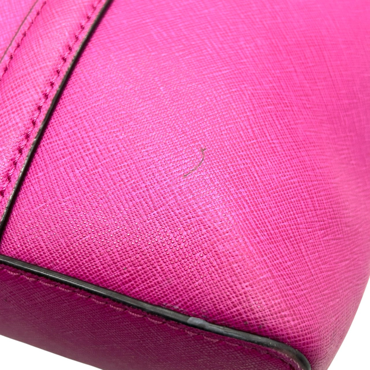 【美品】マイケルコース MICHAEL KORS トートバッグ ワンショルダー 肩掛け A4収納可 自立可 PVC サフィアーノ調 パープル ピンク マゼンタ 紫 シルバー金具 MKチャーム ロゴ 通勤 通学 レディース 鞄 ビジネス エレガント s87