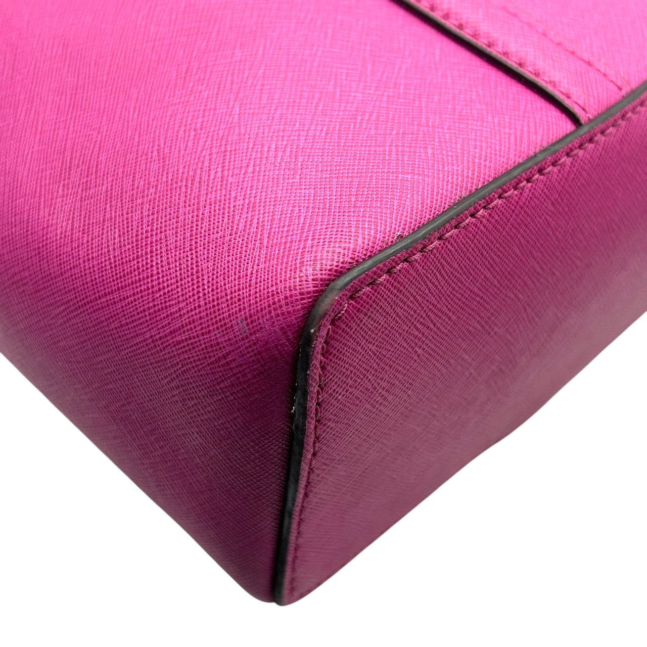 【美品】マイケルコース MICHAEL KORS トートバッグ ワンショルダー 肩掛け A4収納可 自立可 PVC サフィアーノ調 パープル ピンク マゼンタ 紫 シルバー金具 MKチャーム ロゴ 通勤 通学 レディース 鞄 ビジネス エレガント s87