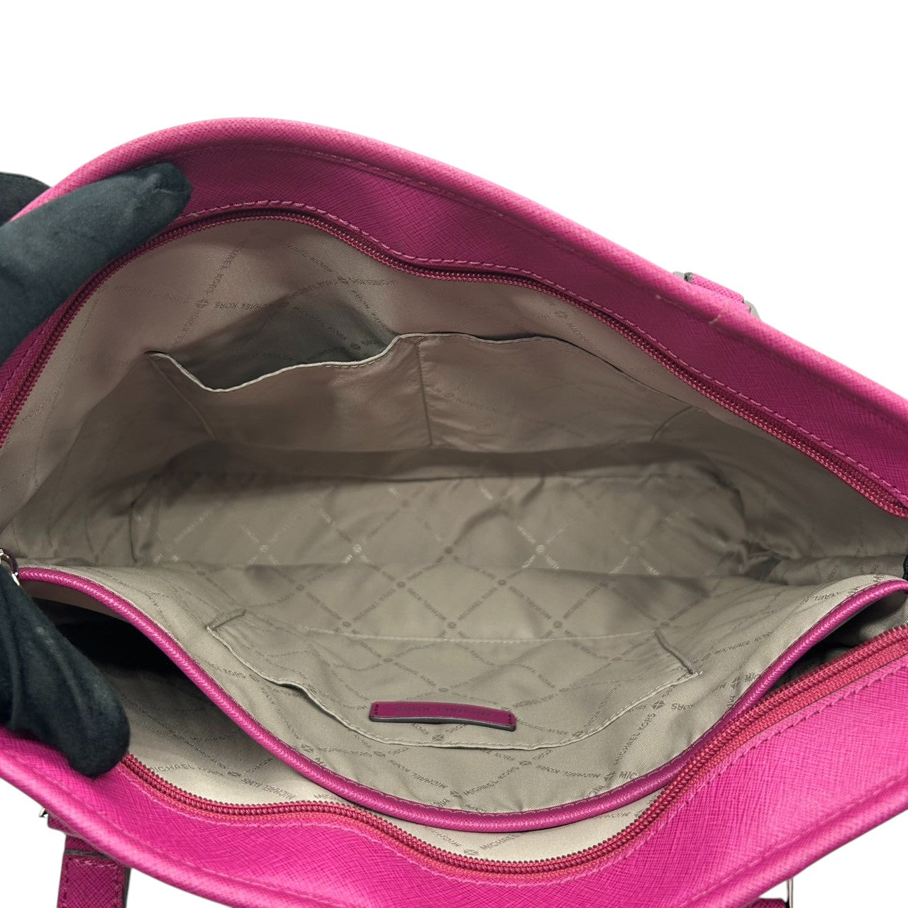 【美品】マイケルコース MICHAEL KORS トートバッグ ワンショルダー 肩掛け A4収納可 自立可 PVC サフィアーノ調 パープル ピンク マゼンタ 紫 シルバー金具 MKチャーム ロゴ 通勤 通学 レディース 鞄 ビジネス エレガント s87