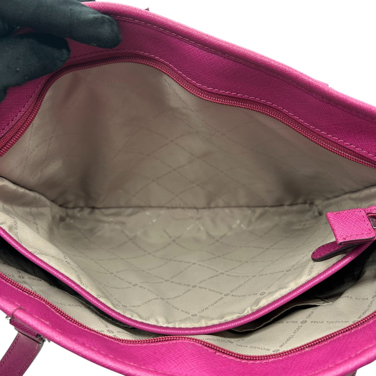 【美品】マイケルコース MICHAEL KORS トートバッグ ワンショルダー 肩掛け A4収納可 自立可 PVC サフィアーノ調 パープル ピンク マゼンタ 紫 シルバー金具 MKチャーム ロゴ 通勤 通学 レディース 鞄 ビジネス エレガント s87