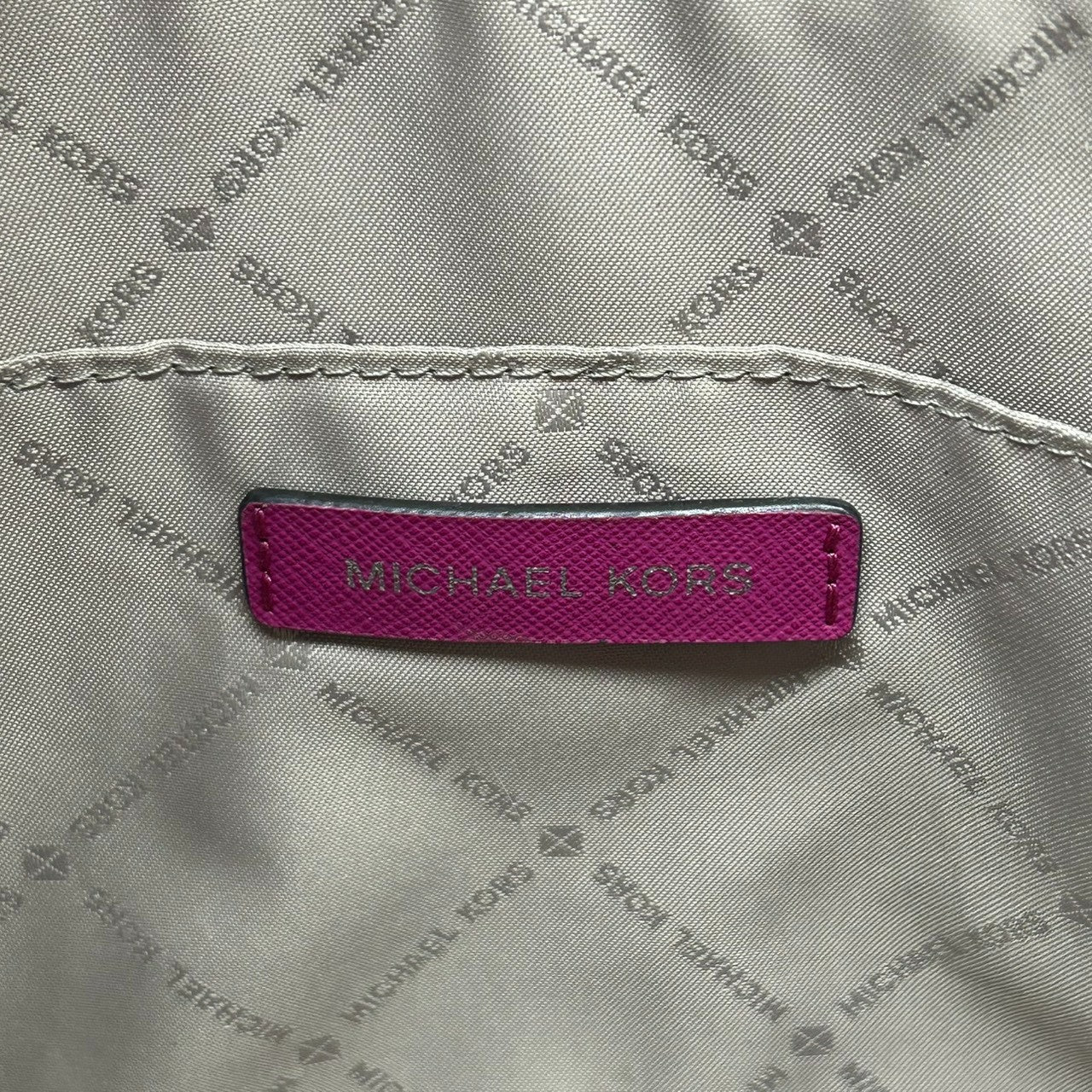 【美品】マイケルコース MICHAEL KORS トートバッグ ワンショルダー 肩掛け A4収納可 自立可 PVC サフィアーノ調 パープル ピンク マゼンタ 紫 シルバー金具 MKチャーム ロゴ 通勤 通学 レディース 鞄 ビジネス エレガント s87