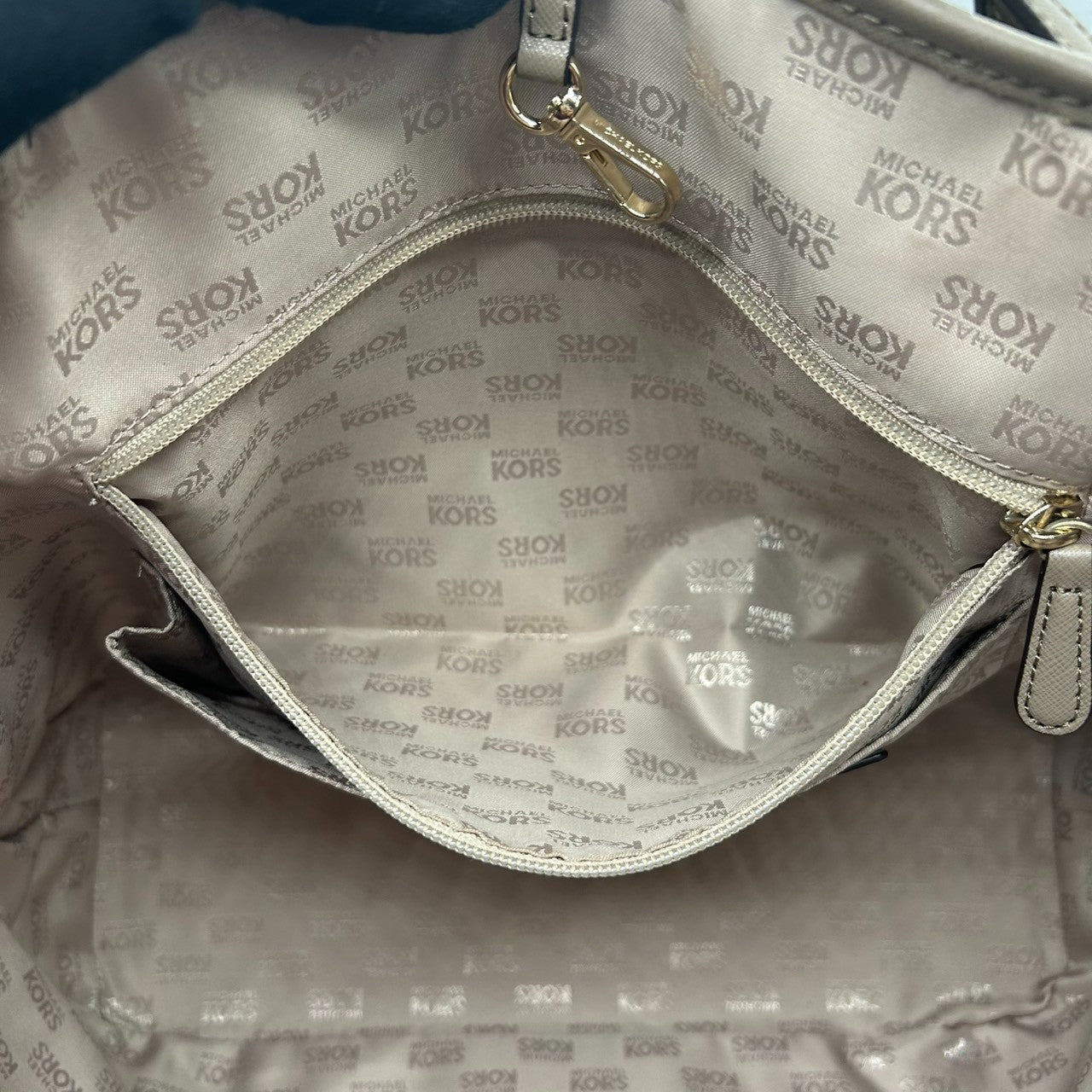 美品 マイケルコース MICHAEL KORS トートバッグ ショルダーバッグ ジェットセット トラベル A4収納可 自立可 ワンショルダー 大容量 PVC レザー ベージュ グレージュ ゴールド金具 ロゴプレート レディース 通勤 通学 鞄 カバン s87