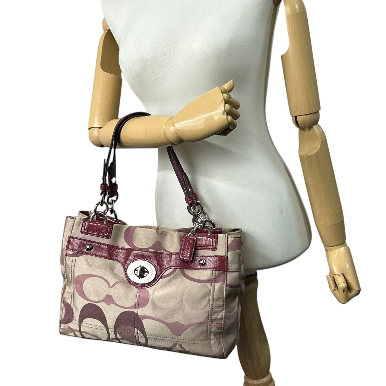 コーチ COACH ペネロピ オプティック シグネチャー トートバッグ ハンドバッグ F17140 サテンキャンバス パテントレザー パープル ボルドー ターンロック チェーンハンドル レディース 肩掛け 軽量 鞄 カバン カジュアル デイリーユース s81