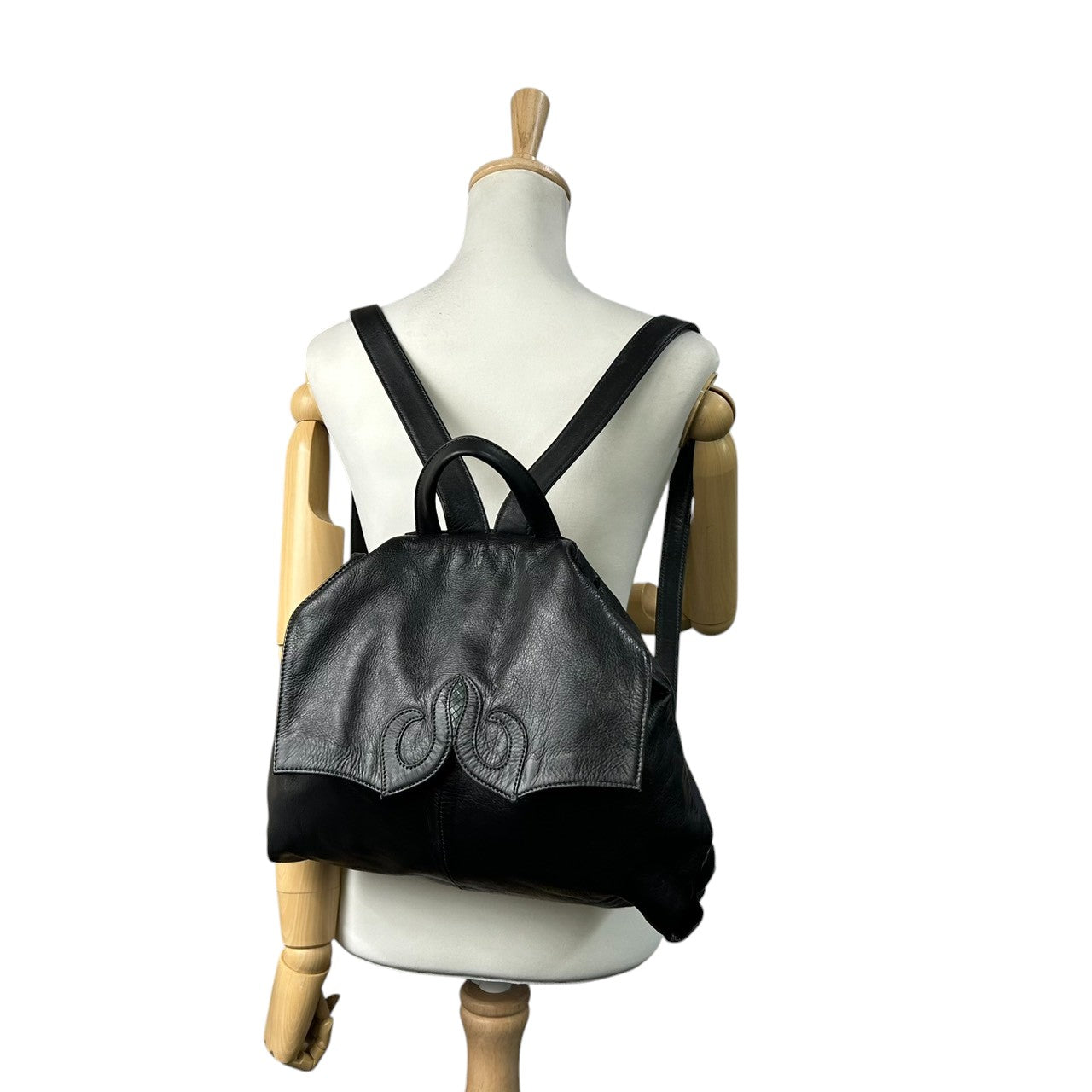 美品 イビザ IBIZA リュックサック バックパック デイパック レザー 本革 ブラック 黒 フラップ 巾着 ドローストリング モチーフデザイン パッチワーク 軽量 日本製 レディース エレガント 個性的 鞄 カバン U5