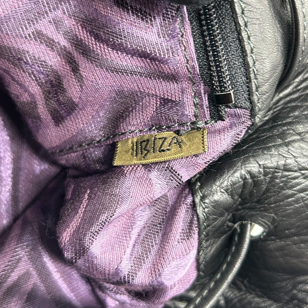 美品 イビザ IBIZA リュックサック バックパック デイパック レザー 本革 ブラック 黒 フラップ 巾着 ドローストリング モチーフデザイン パッチワーク 軽量 日本製 レディース エレガント 個性的 鞄 カバン U5