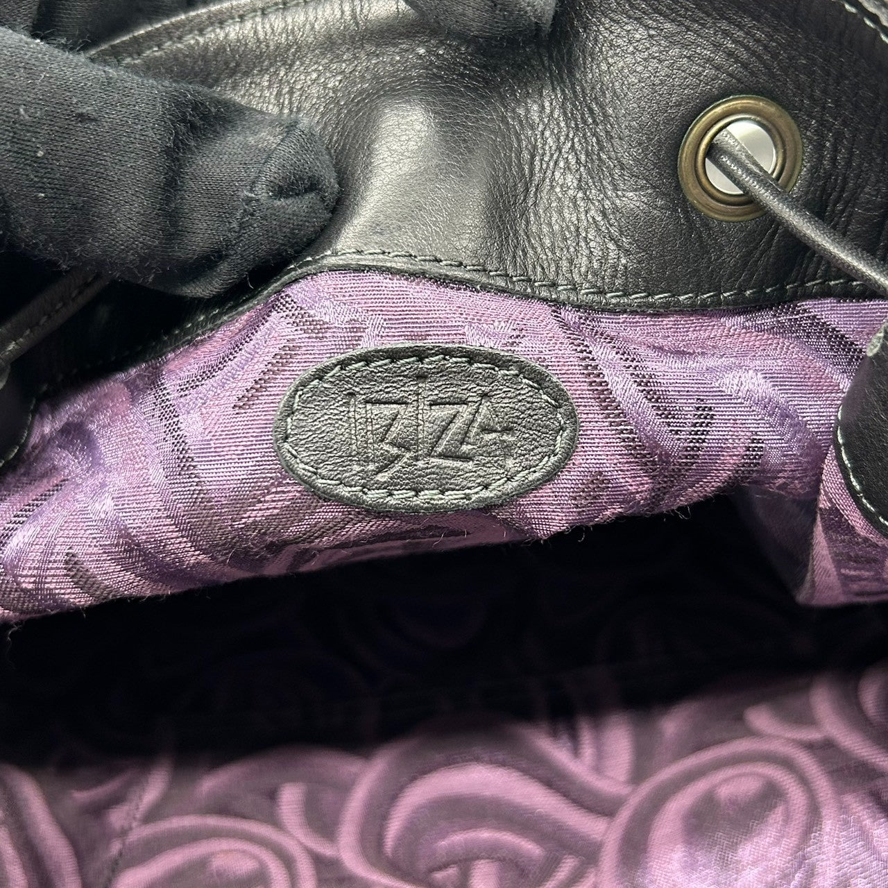 美品 イビザ IBIZA リュックサック バックパック デイパック レザー 本革 ブラック 黒 フラップ 巾着 ドローストリング モチーフデザイン パッチワーク 軽量 日本製 レディース エレガント 個性的 鞄 カバン U5