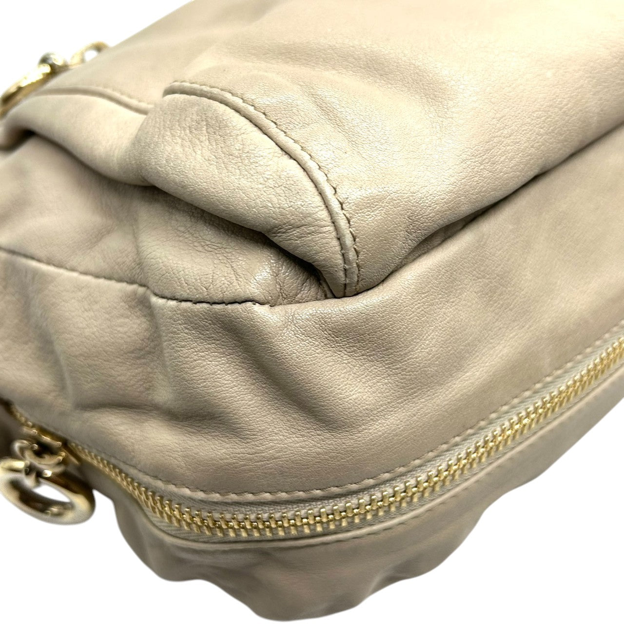 フルラ FURLA ハンドバッグ ミニボストン レザー 本革 ベージュ グレージュ ゴールド金具 チェーン ロゴプレート チャーム付き エレガント クラシック 上品 レディース 鞄 カバン イタリア製 U6