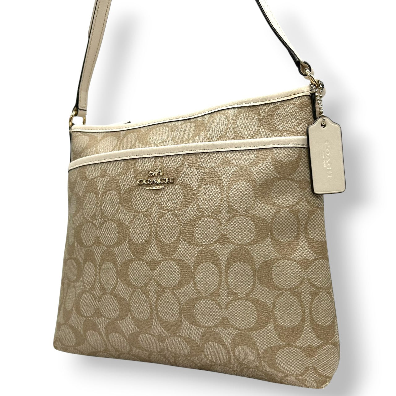 美品 コーチ COACH ショルダーバッグ 斜め掛け可 ファイルバッグ シグネチャー F29210 PVC レザー 本革 ベージュ ホワイト アイボリー 馬車ロゴ ゴールド金具 軽量 薄型 レディース カジュアル 旅行 サブバッグ 鞄 カバン U8