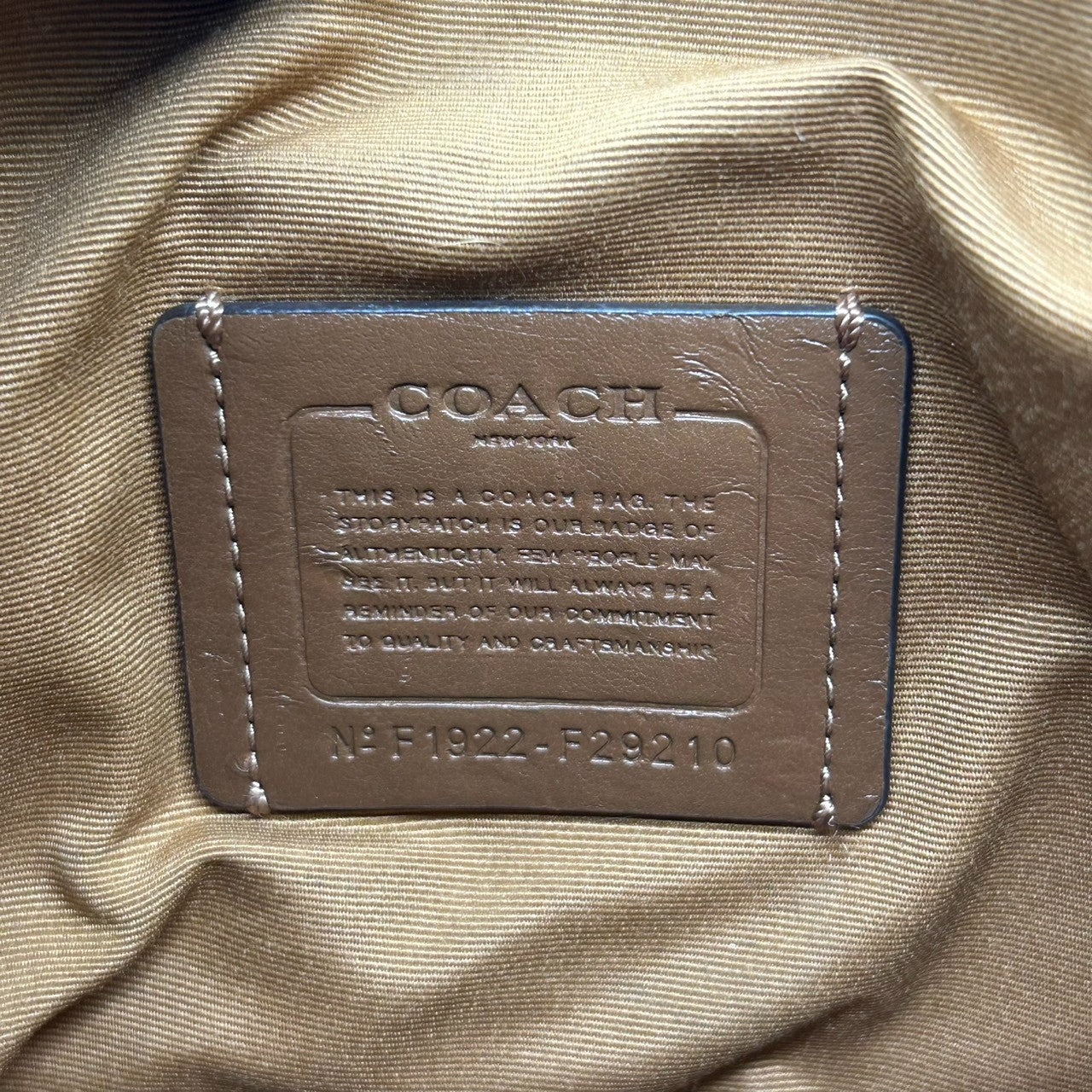 美品 コーチ COACH ショルダーバッグ 斜め掛け可 ファイルバッグ シグネチャー F29210 PVC レザー 本革 ベージュ ホワイト アイボリー 馬車ロゴ ゴールド金具 軽量 薄型 レディース カジュアル 旅行 サブバッグ 鞄 カバン U8