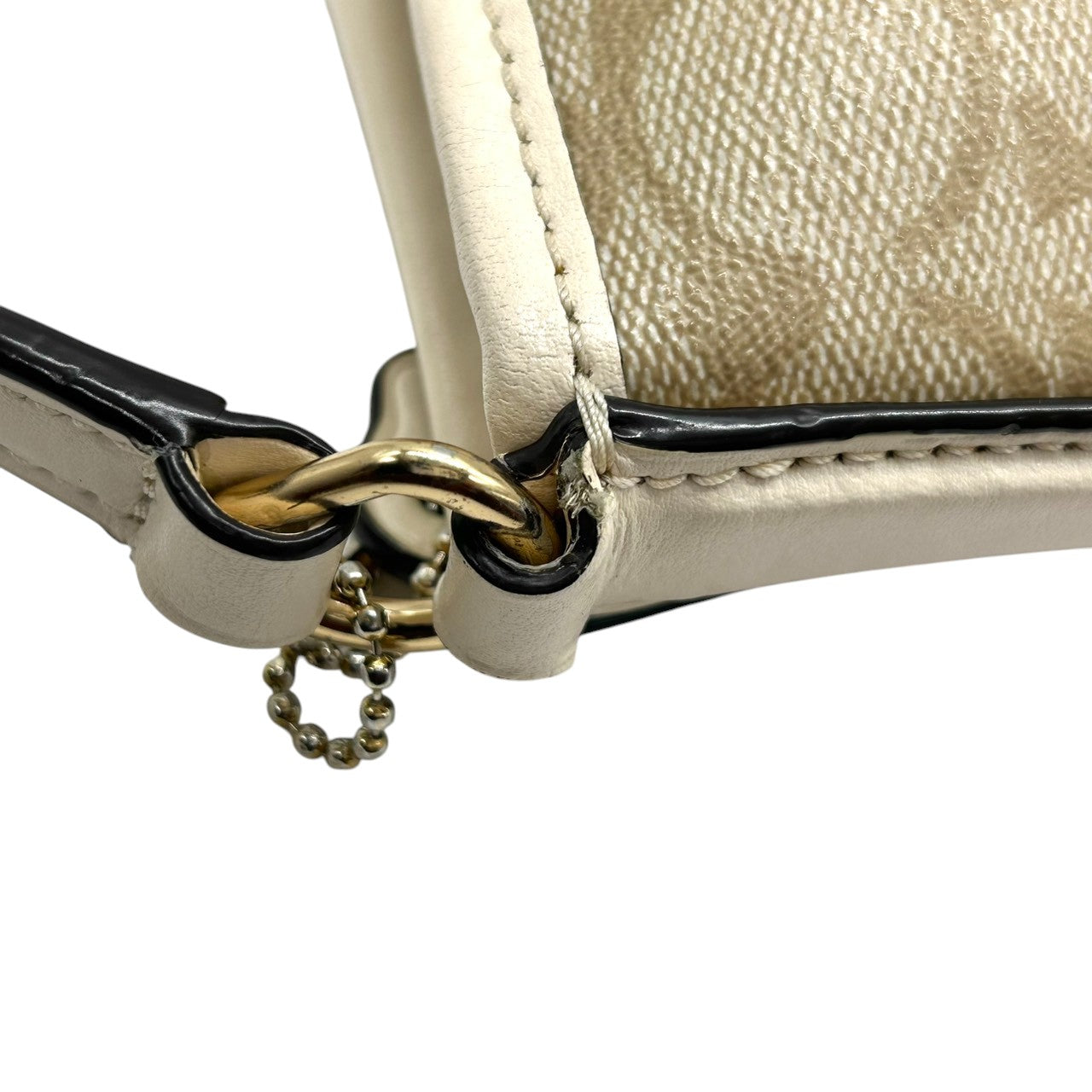 美品 コーチ COACH ショルダーバッグ 斜め掛け可 ファイルバッグ シグネチャー F29210 PVC レザー 本革 ベージュ ホワイト アイボリー 馬車ロゴ ゴールド金具 軽量 薄型 レディース カジュアル 旅行 サブバッグ 鞄 カバン U8