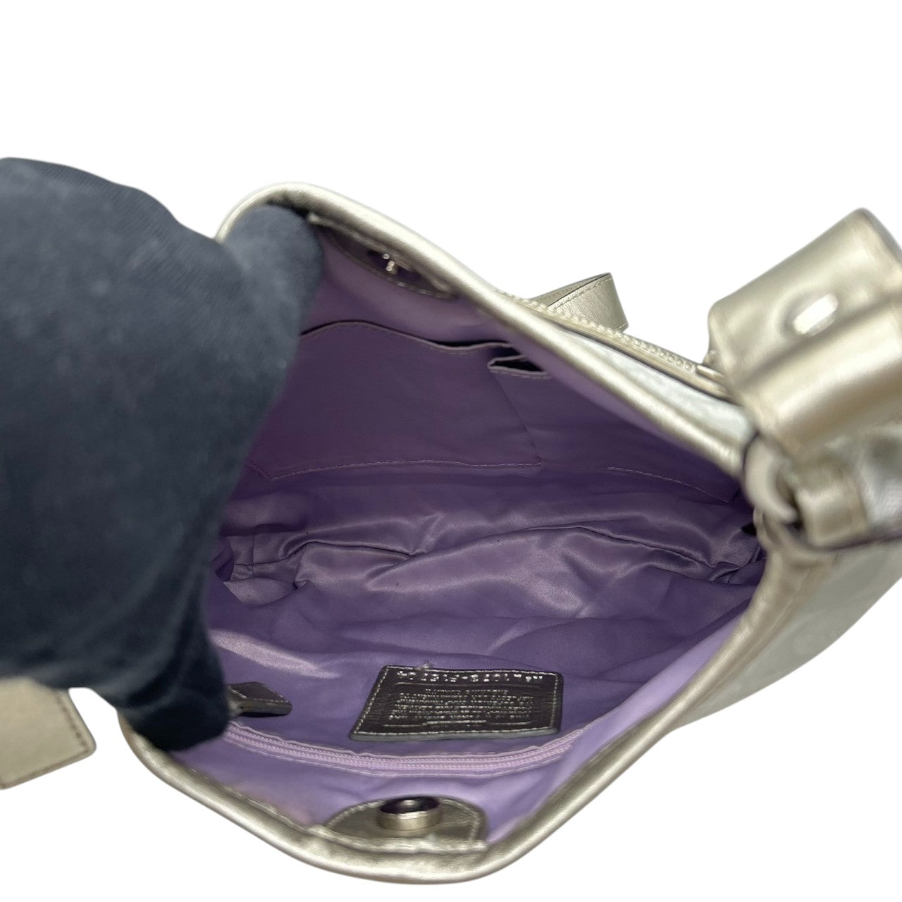 コーチ COACH シグネチャー ショルダーバッグ クロスボディ 斜め掛け可 スリム 薄マチ PVC レザー ロゴプレート チャーム付き シルバー グレー レディース デイリーユース エレガント クラシックデザイン F15704 s84