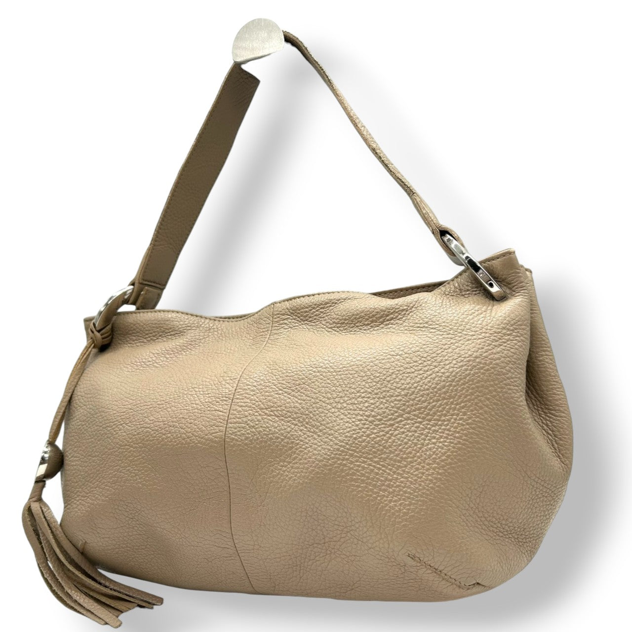 【美品】フルラ FURLA ワンショルダーバッグ ショルダーバッグ 肩掛け ハンド レザー 本革 シボ革 シュリンク ベージュ タッセル フリンジ チャーム シルバー金具 イタリア製 レディース カジュアル エレガント 通勤 通学 鞄 カバン U2