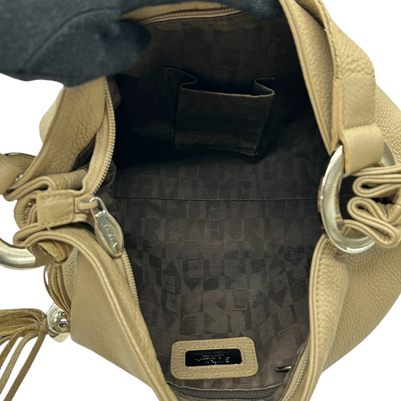 【美品】フルラ FURLA ワンショルダーバッグ ショルダーバッグ 肩掛け ハンド レザー 本革 シボ革 シュリンク ベージュ タッセル フリンジ チャーム シルバー金具 イタリア製 レディース カジュアル エレガント 通勤 通学 鞄 カバン U2