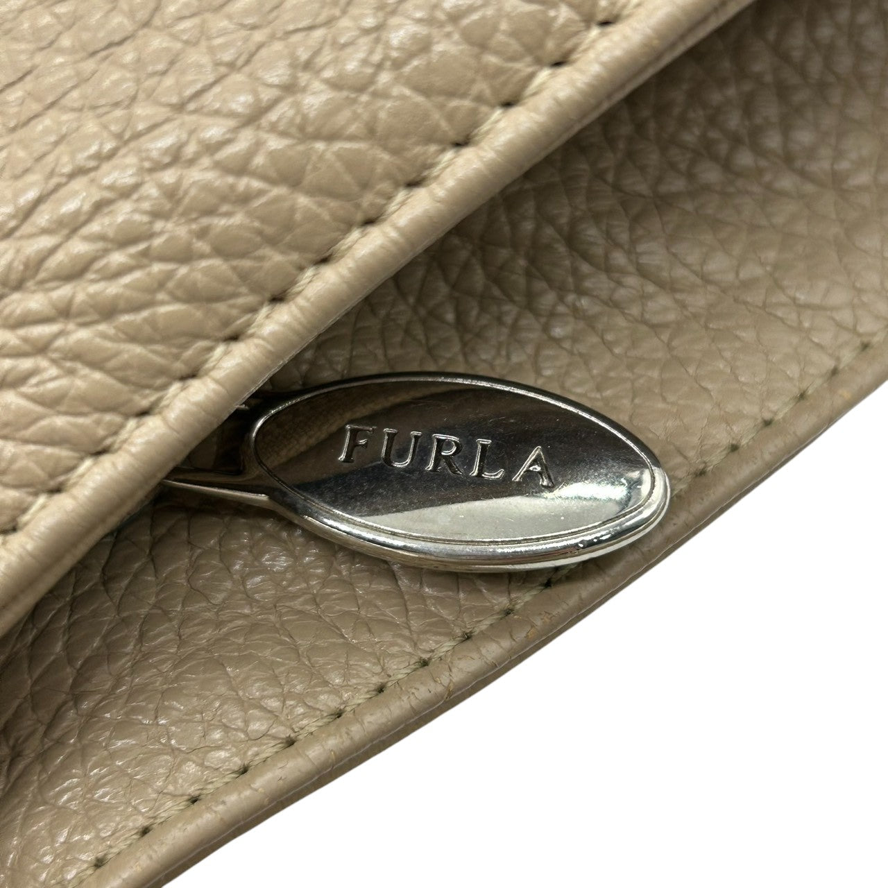 【美品】フルラ FURLA ワンショルダーバッグ ショルダーバッグ 肩掛け ハンド レザー 本革 シボ革 シュリンク ベージュ タッセル フリンジ チャーム シルバー金具 イタリア製 レディース カジュアル エレガント 通勤 通学 鞄 カバン U2