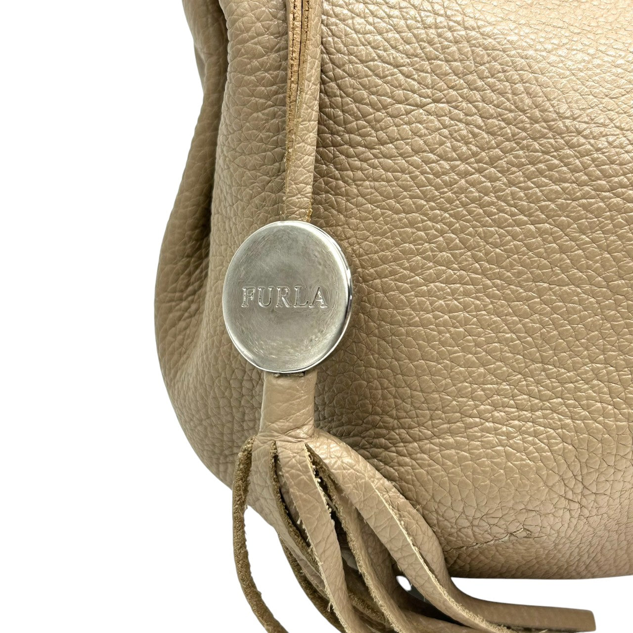 【美品】フルラ FURLA ワンショルダーバッグ ショルダーバッグ 肩掛け ハンド レザー 本革 シボ革 シュリンク ベージュ タッセル フリンジ チャーム シルバー金具 イタリア製 レディース カジュアル エレガント 通勤 通学 鞄 カバン U2