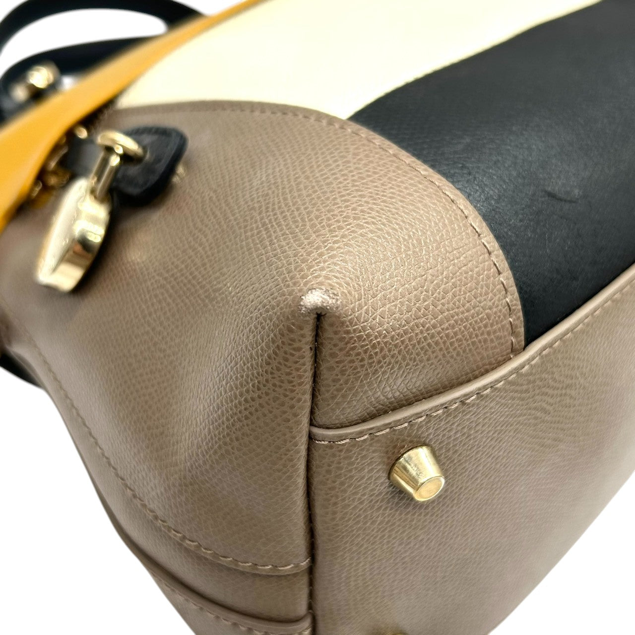 フルラ FURLA 2WAY ハンドバッグ ショルダーバッグ 斜め掛け レザー 本革 カラーブロック マルチカラー イエロー アイボリー ブラック ブラウン パドロック チャーム ゴールド金具 イタリア製 レディース 鞄 カバン レア 希少 デザイン s98