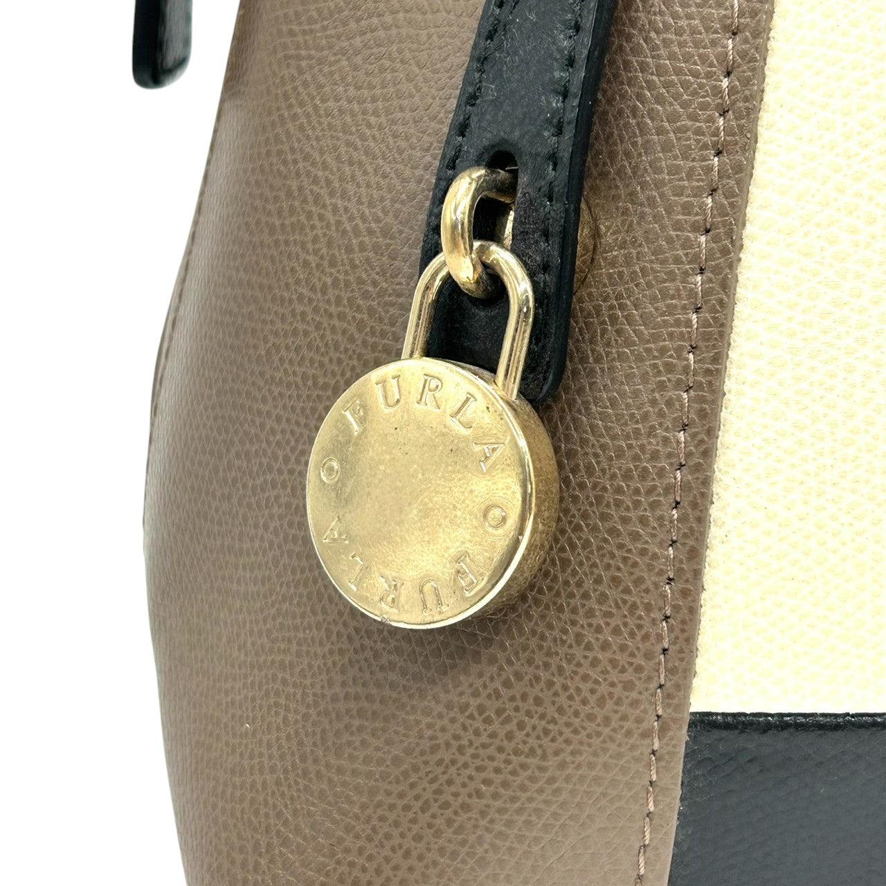 フルラ FURLA 2WAY ハンドバッグ ショルダーバッグ 斜め掛け レザー 本革 カラーブロック マルチカラー イエロー アイボリー ブラック ブラウン パドロック チャーム ゴールド金具 イタリア製 レディース 鞄 カバン レア 希少 デザイン s98