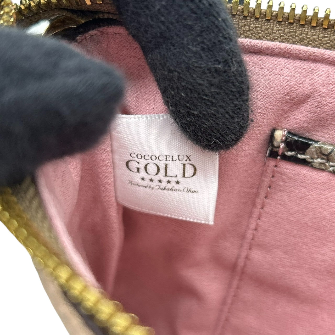 【美品】ココセリュックスゴールド COCOCELUX GOLD ハンドバッグ アクセサリーポーチ クラッチバッグ レザー 本革 シュリンクレザー グレージュ ベージュ ゴールド金具 ロゴ エレガント ラグジュアリー パーティー お出かけ レディース 鞄 s99