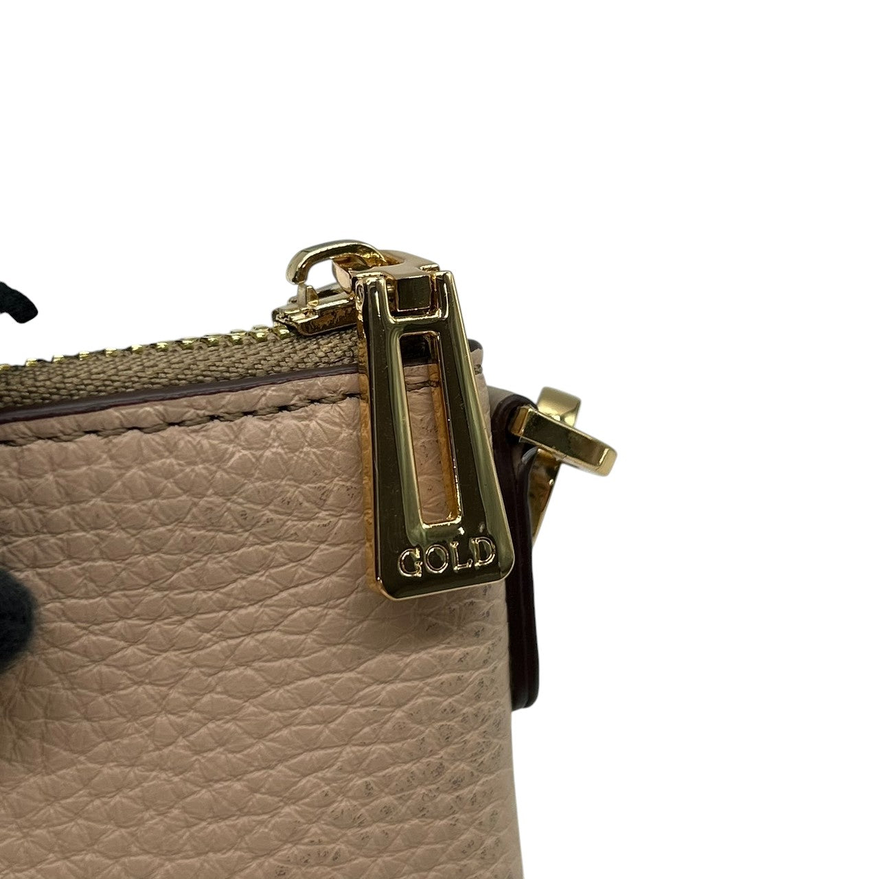 【美品】ココセリュックスゴールド COCOCELUX GOLD ハンドバッグ アクセサリーポーチ クラッチバッグ レザー 本革 シュリンクレザー グレージュ ベージュ ゴールド金具 ロゴ エレガント ラグジュアリー パーティー お出かけ レディース 鞄 s99