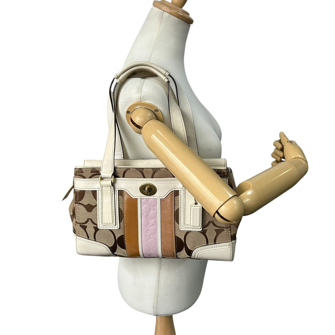 コーチ COACH ハンプトンズ シグネチャー ストライプ ハンドバッグ トートバッグ ターンロック キャンバス レザー ホワイト 白 ベージュ ブラウン ピンク マルチカラー レディース カジュアル お出かけ 普段使い 鞄 カバン 11620 U3