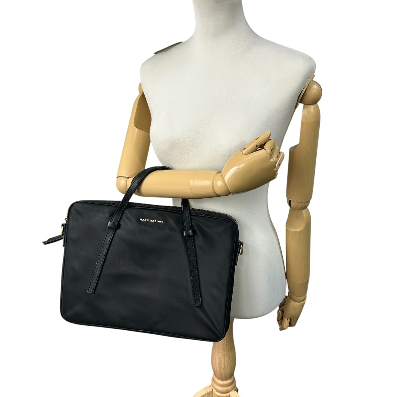 【美品】マークジェイコブス MARC JACOBS PCケース PCバッグ ブリーフケース 2WAY ショルダーバッグ ナイロン レザー ブラック 黒 ゴールドロゴ 軽量 薄型 スリム A4 ノートパソコン 通勤 通学 ビジネス 社外ストラップ付 U3