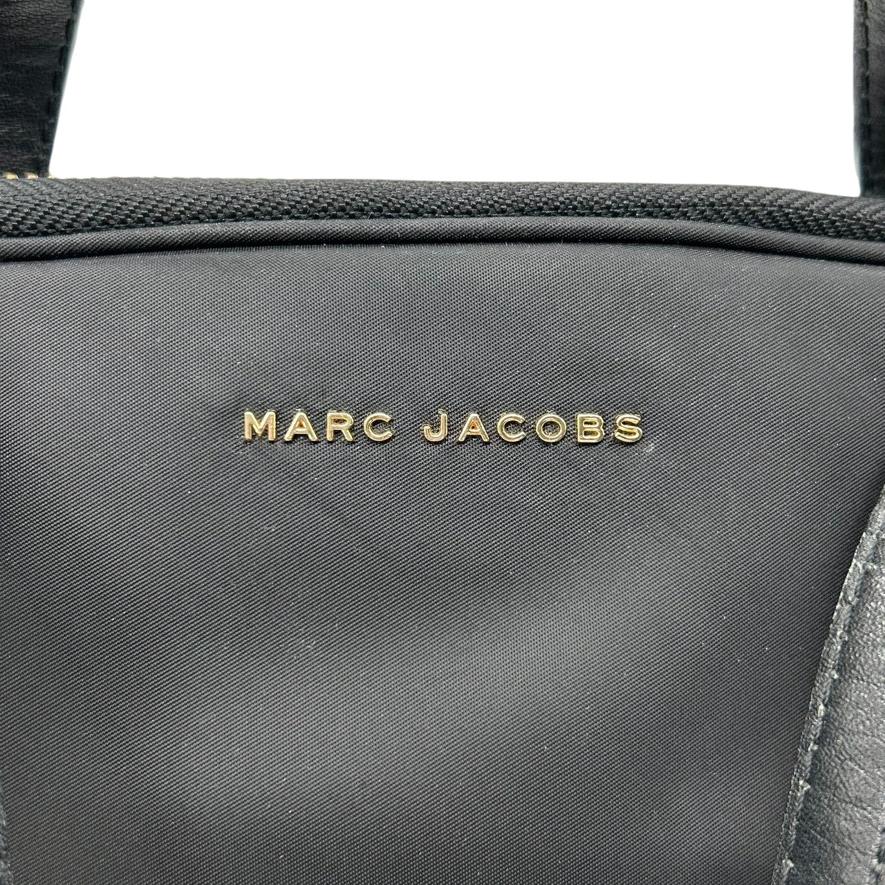 【美品】マークジェイコブス MARC JACOBS PCケース PCバッグ ブリーフケース 2WAY ショルダーバッグ ナイロン レザー ブラック 黒 ゴールドロゴ 軽量 薄型 スリム A4 ノートパソコン 通勤 通学 ビジネス 社外ストラップ付 U3