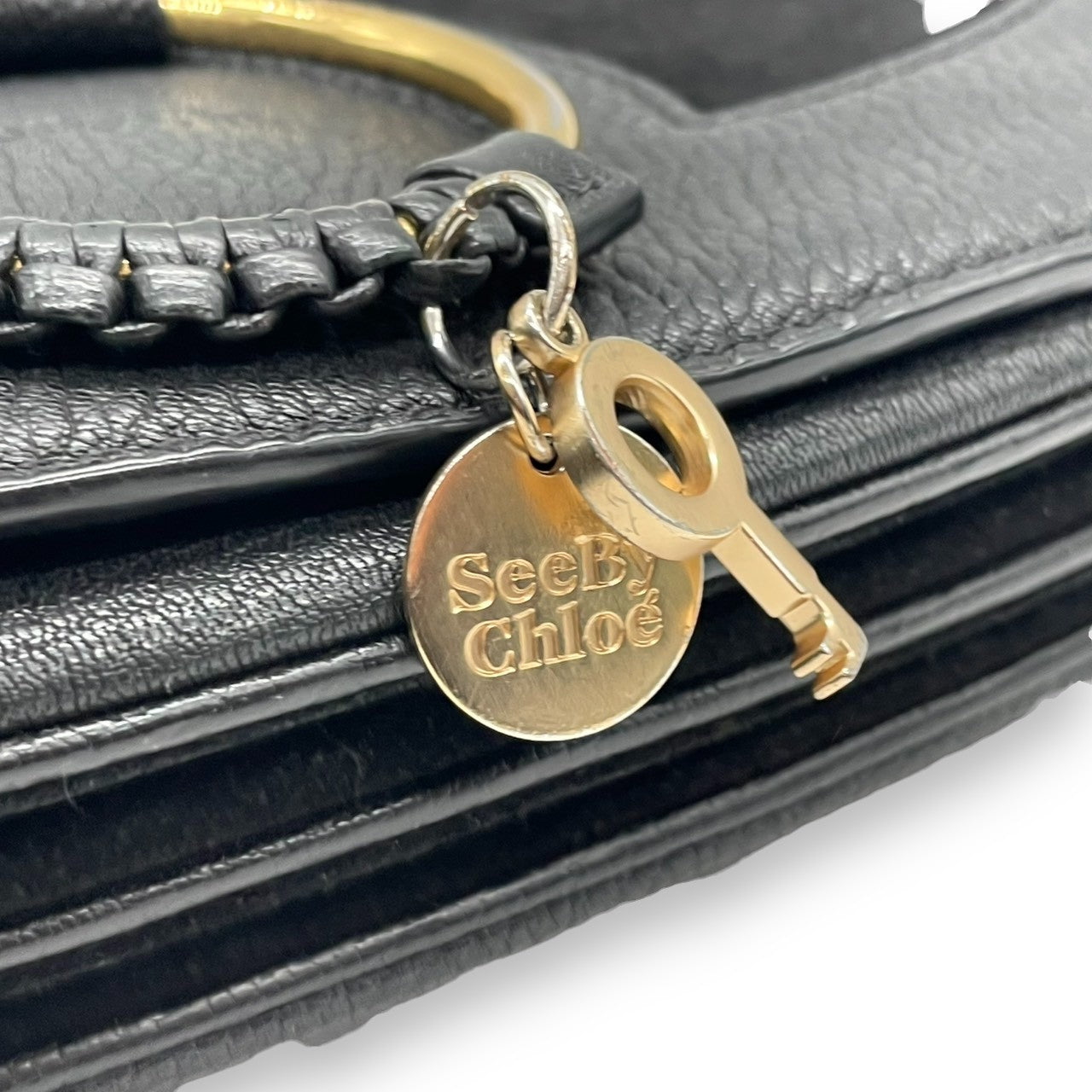【美品】シーバイクロエ See By Chloe HANA ハナ ショルダーバッグ 斜め掛け ポシェット スエード レザー 異素材 ブラック 黒 ゴールド金具 リング 編み込み チャーム アコーディオン レディース 鞄 カバン K6