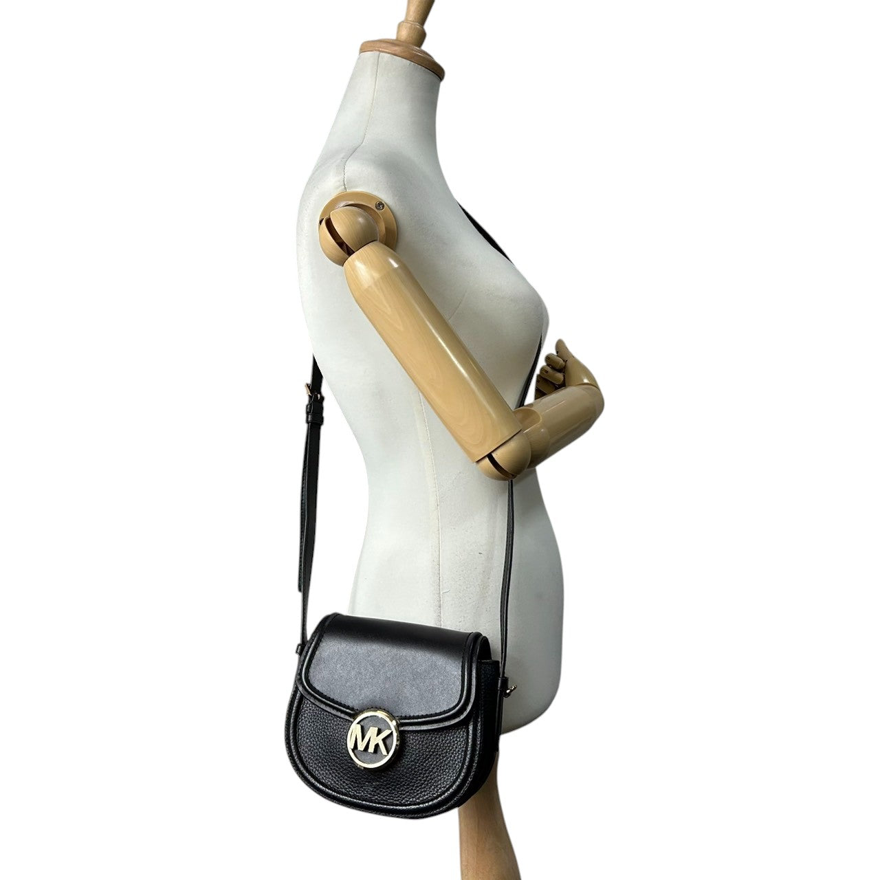 【美品】マイケルコース Michael Kors ショルダーバッグ 斜め掛け ポシェット サドルバッグ ハーフムーン レザー 本革 ブラック 黒 ゴールド金具 MKロゴ サークルロゴ コンパクト ミニバッグ レディース カジュアル お出かけ デート 鞄 s7
