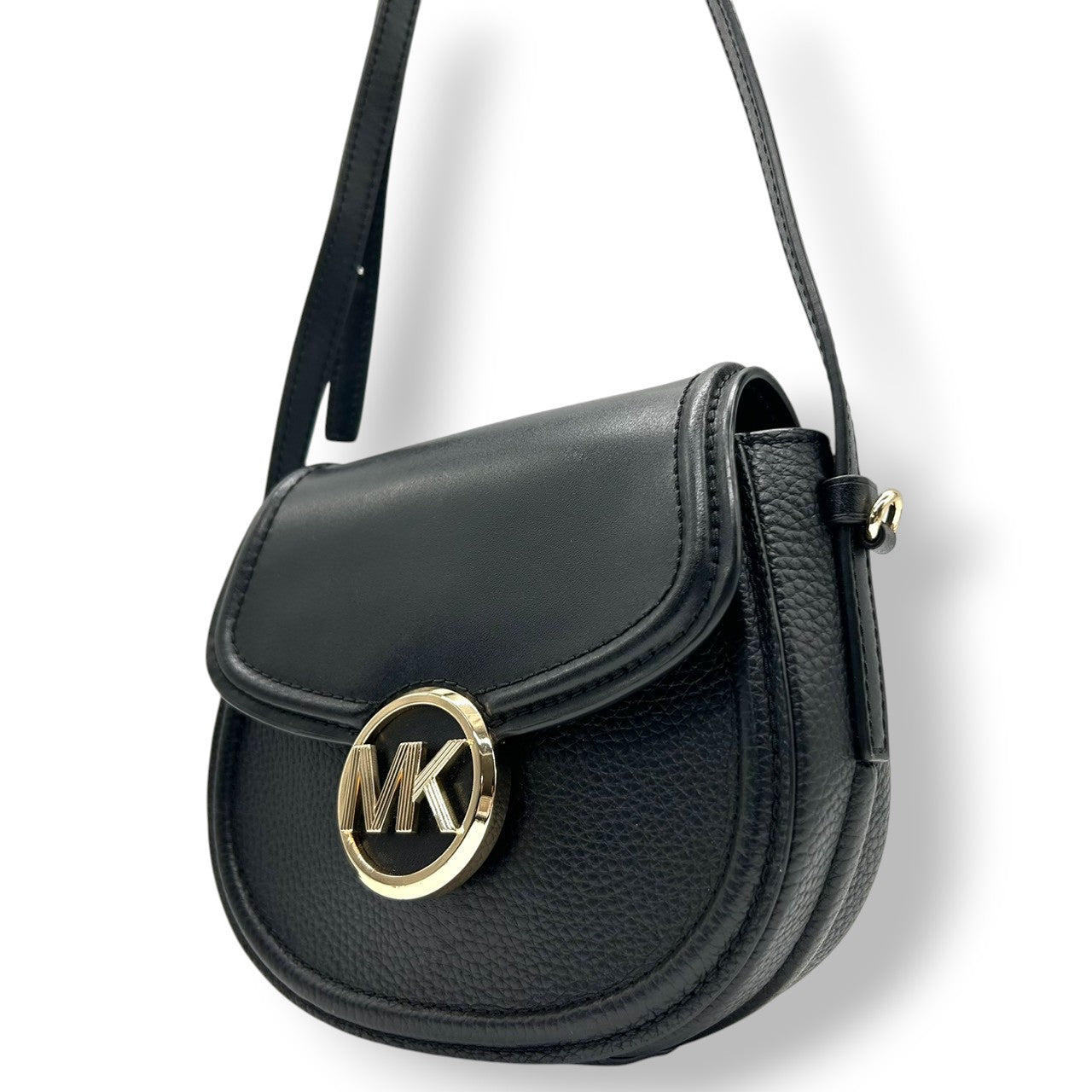 【美品】マイケルコース Michael Kors ショルダーバッグ 斜め掛け ポシェット サドルバッグ ハーフムーン レザー 本革 ブラック 黒 ゴールド金具 MKロゴ サークルロゴ コンパクト ミニバッグ レディース カジュアル お出かけ デート 鞄 s7