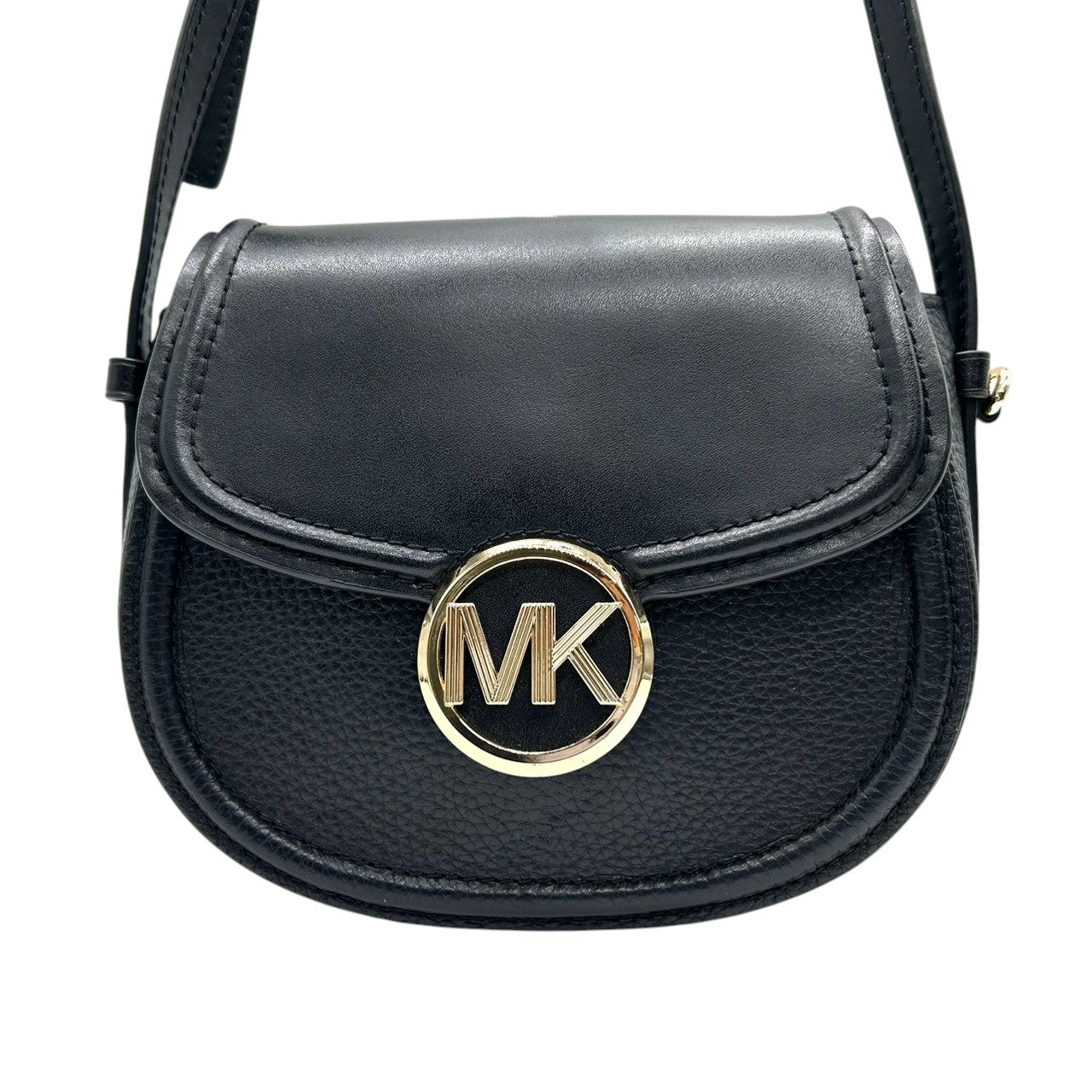 【美品】マイケルコース Michael Kors ショルダーバッグ 斜め掛け ポシェット サドルバッグ ハーフムーン レザー 本革 ブラック 黒 ゴールド金具 MKロゴ サークルロゴ コンパクト ミニバッグ レディース カジュアル お出かけ デート 鞄 s7