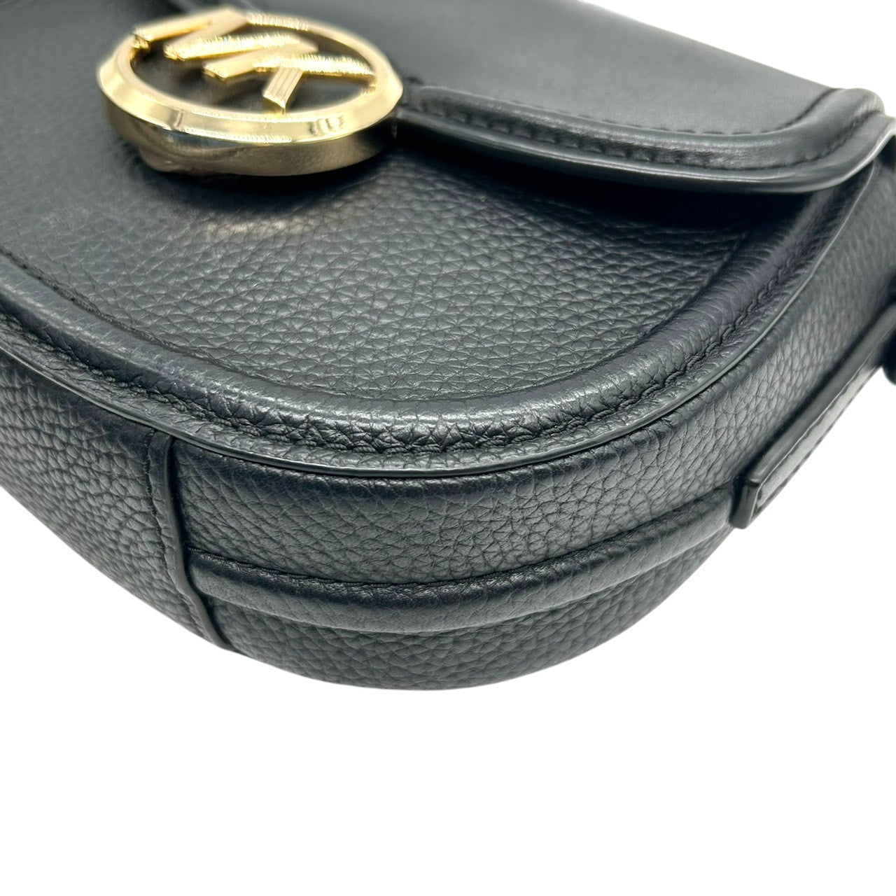 【美品】マイケルコース Michael Kors ショルダーバッグ 斜め掛け ポシェット サドルバッグ ハーフムーン レザー 本革 ブラック 黒 ゴールド金具 MKロゴ サークルロゴ コンパクト ミニバッグ レディース カジュアル お出かけ デート 鞄 s7