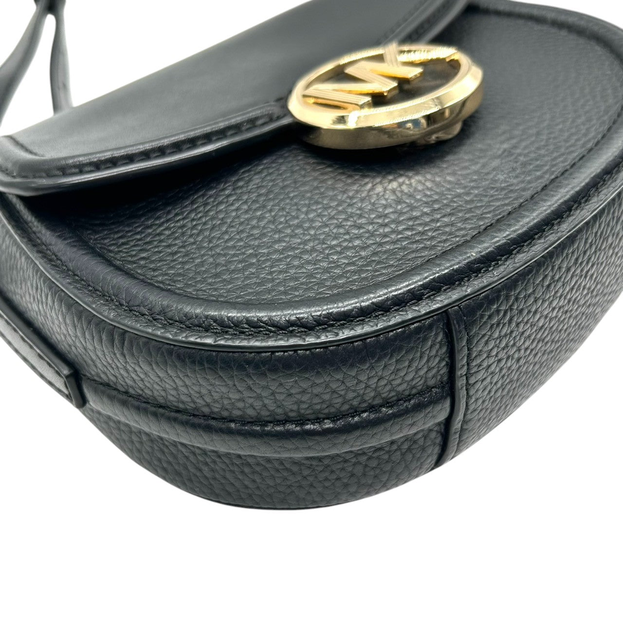 【美品】マイケルコース Michael Kors ショルダーバッグ 斜め掛け ポシェット サドルバッグ ハーフムーン レザー 本革 ブラック 黒 ゴールド金具 MKロゴ サークルロゴ コンパクト ミニバッグ レディース カジュアル お出かけ デート 鞄 s7