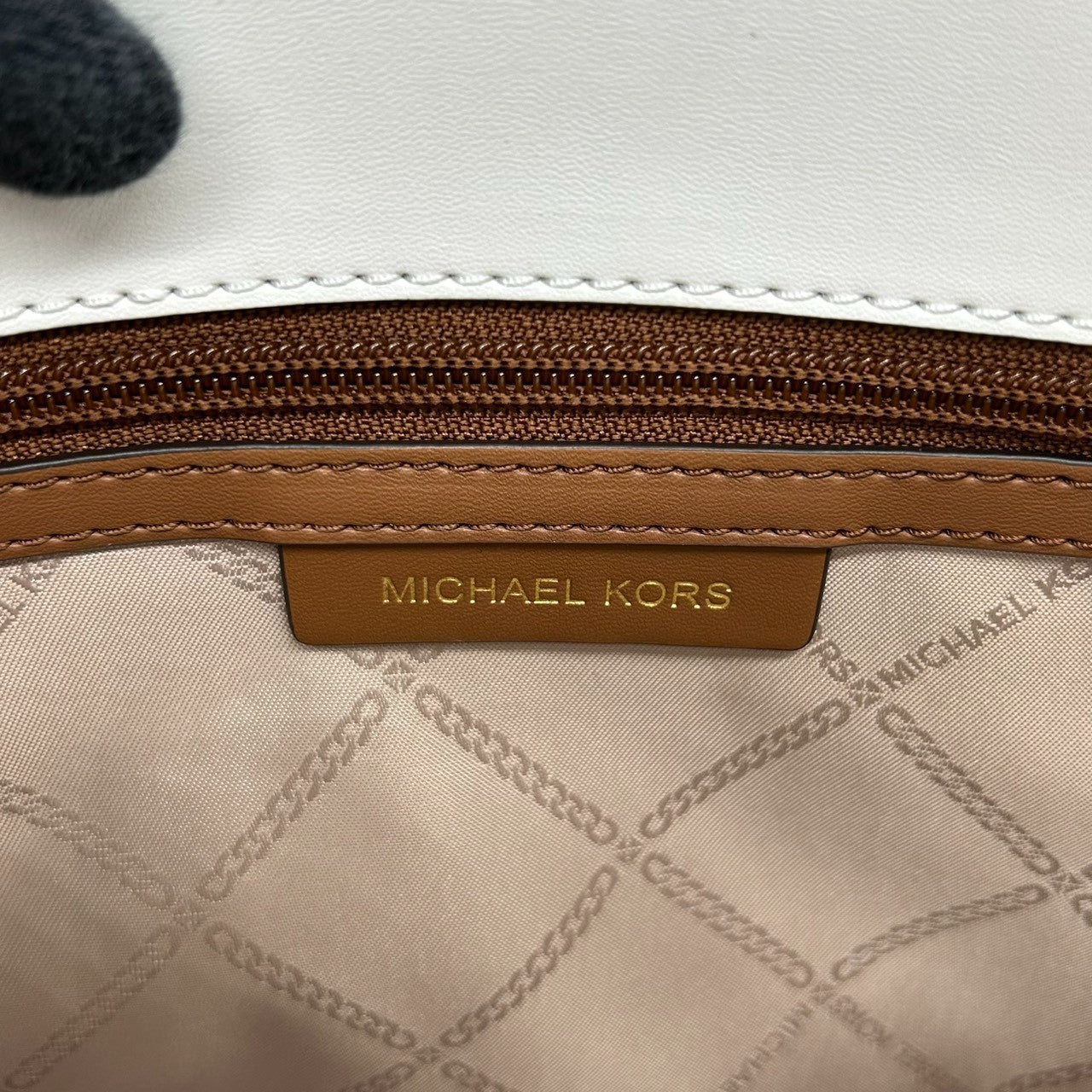 【未使用級】マイケルコース Michael Kors ハンドバッグ ショルダーバッグ 2WAY 斜め掛け PVC レザー バイカラー レッド 赤 ホワイト 白 ブラウン 茶色 ゴールド金具 自立可 レディース 鞄 カバン サッチェル トリコロール s7