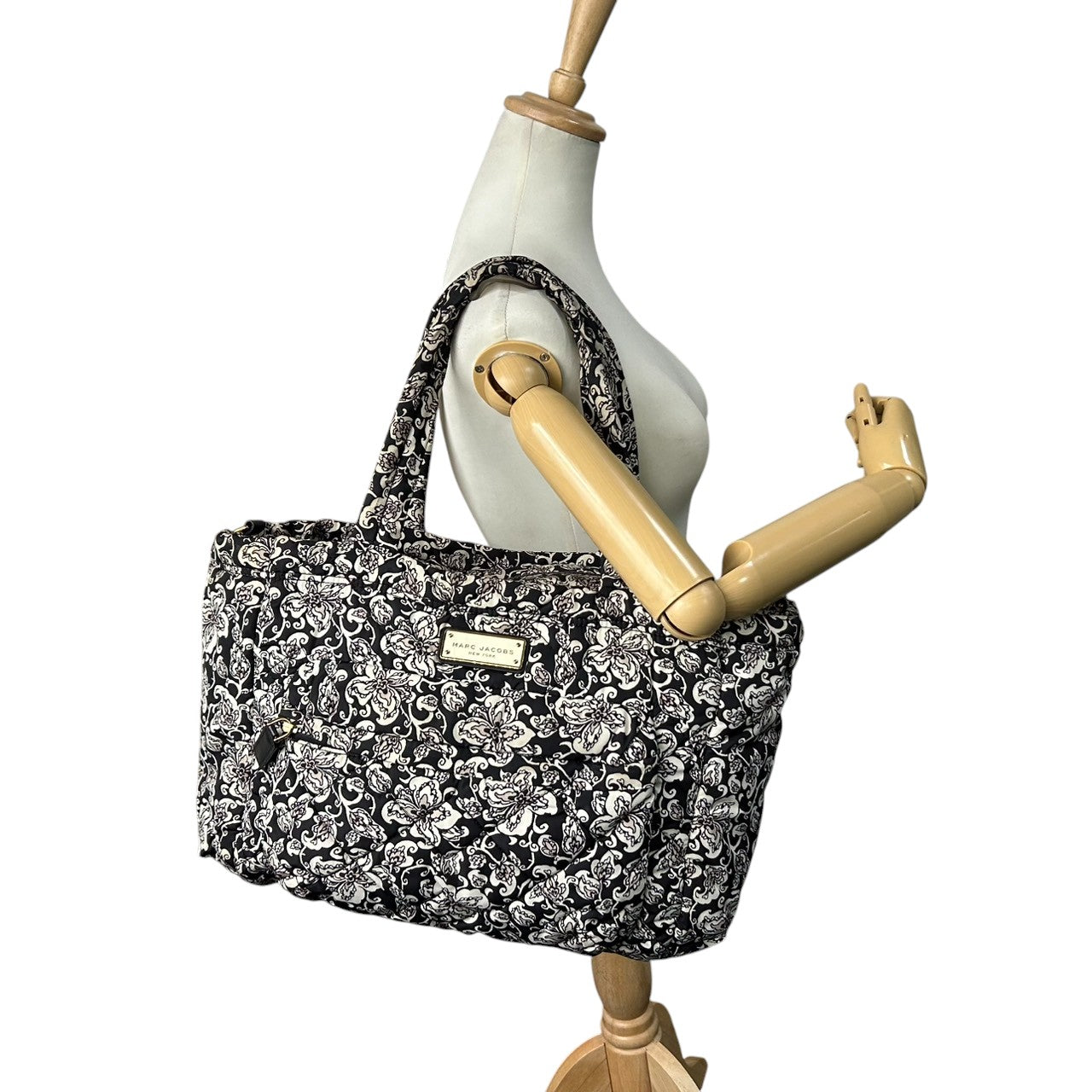 【良品】マークバイマークジェイコブス トートバッグ ショルダーバッグ 2WAY ナイロン キルティング 花柄 モノトーン A4収納可 大容量 軽量 マザーズバッグ 旅行 ジム 社外ストラップ付 STANDARD SUPPLY s8