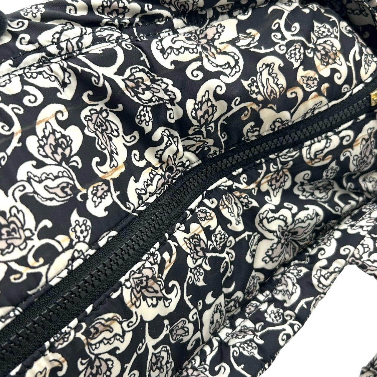 【良品】マークバイマークジェイコブス トートバッグ ショルダーバッグ 2WAY ナイロン キルティング 花柄 モノトーン A4収納可 大容量 軽量 マザーズバッグ 旅行 ジム 社外ストラップ付 STANDARD SUPPLY s8