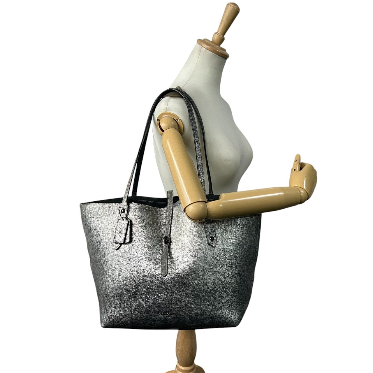 コーチ COACH マーケット トート 37756 トートバッグ ショルダーバッグ 肩掛け ワンショルダー A4収納可 大容量 メタリック レザー 本革 シルバー 銀 ガンメタル金具 ターンロック 通勤 通学 レディース 鞄 カバン スタイリッシュ s7