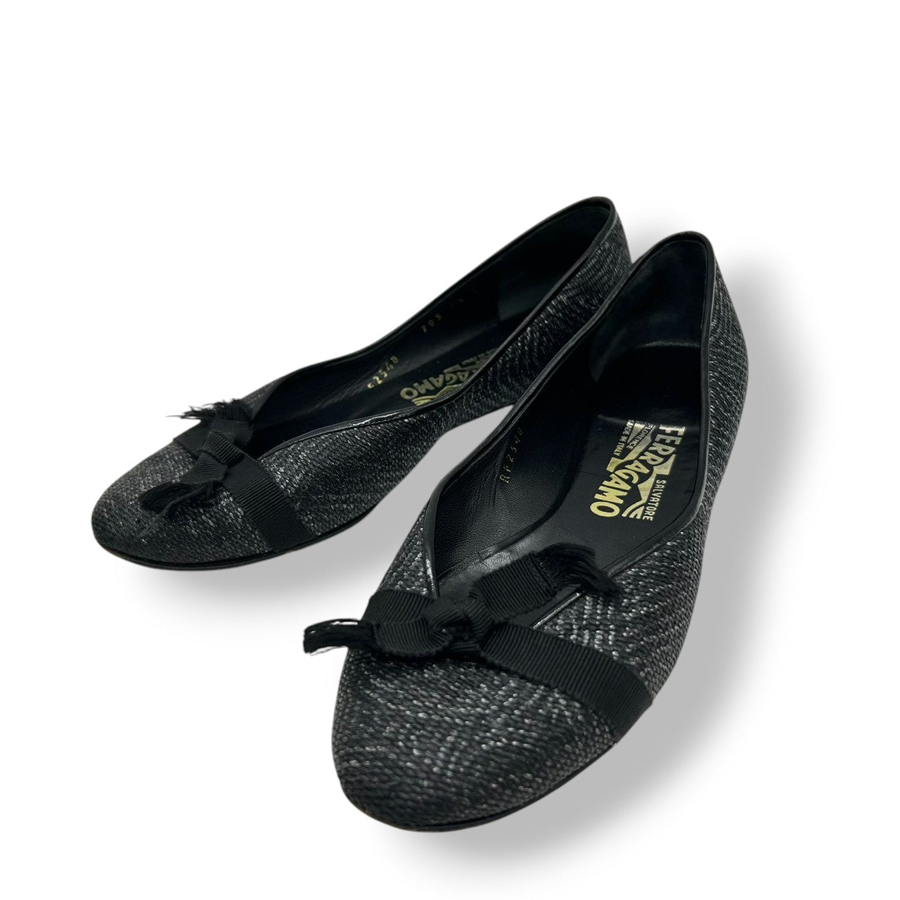 【良品】サルヴァトーレ フェラガモ Salvatore Ferragamo パンプス フラットシューズ リボン ラメ キャンバス ブラック 黒 シルバー 6 1/2 23cm パーティー オケージョン ローヒール ぺたんこ イタリア製 CT1