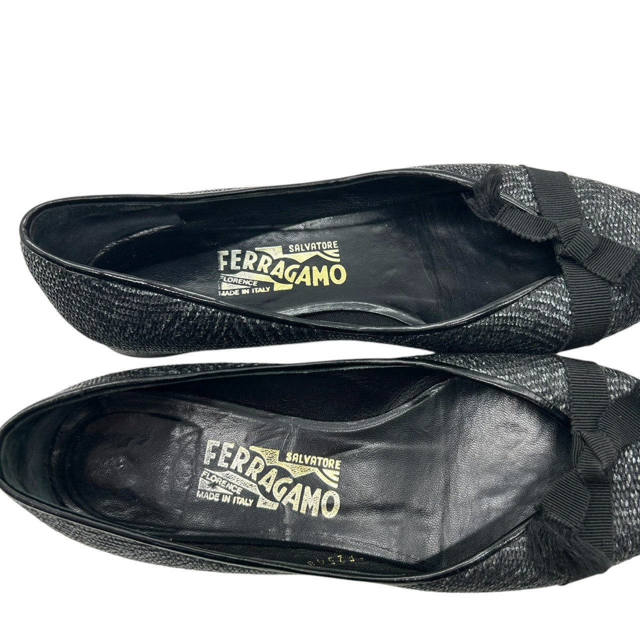 【良品】サルヴァトーレ フェラガモ Salvatore Ferragamo パンプス フラットシューズ リボン ラメ キャンバス ブラック 黒 シルバー 6 1/2 23cm パーティー オケージョン ローヒール ぺたんこ イタリア製 CT1