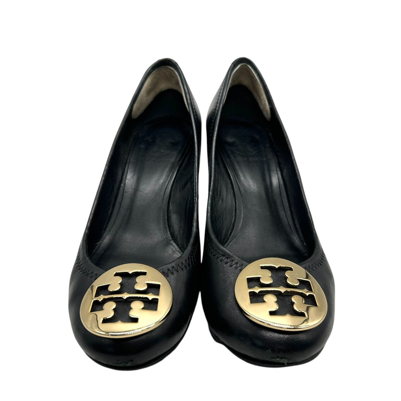 【良品】トリーバーチ Tory Burch パンプス ウェッジソール ウェッジヒール レザー 本革 ブラック 黒 ゴールド金具 ロゴプレート 6M 23cm ギャザー 通勤 歩きやすい レディース 婦人靴 シューズ CT1