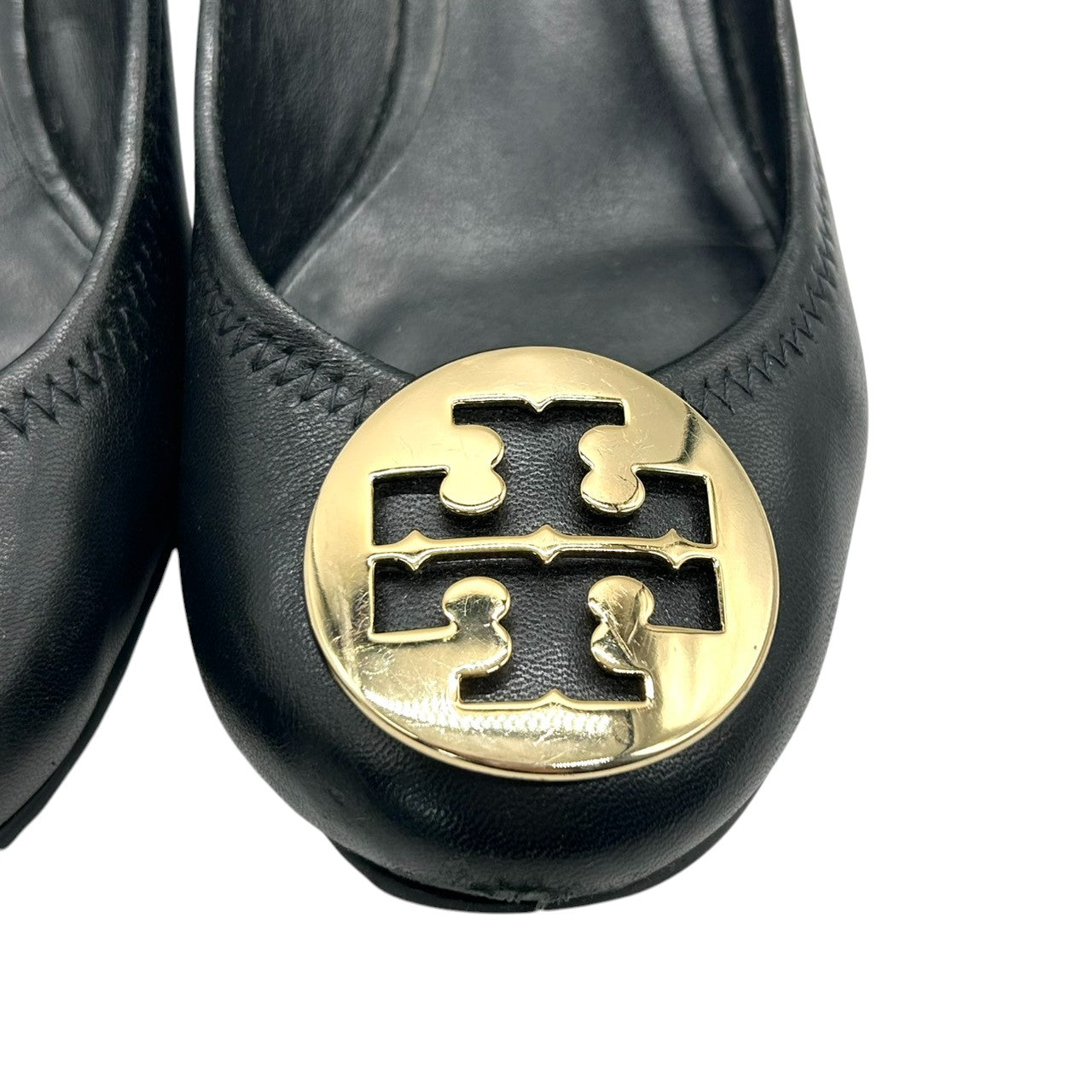 【良品】トリーバーチ Tory Burch パンプス ウェッジソール ウェッジヒール レザー 本革 ブラック 黒 ゴールド金具 ロゴプレート 6M 23cm ギャザー 通勤 歩きやすい レディース 婦人靴 シューズ CT1